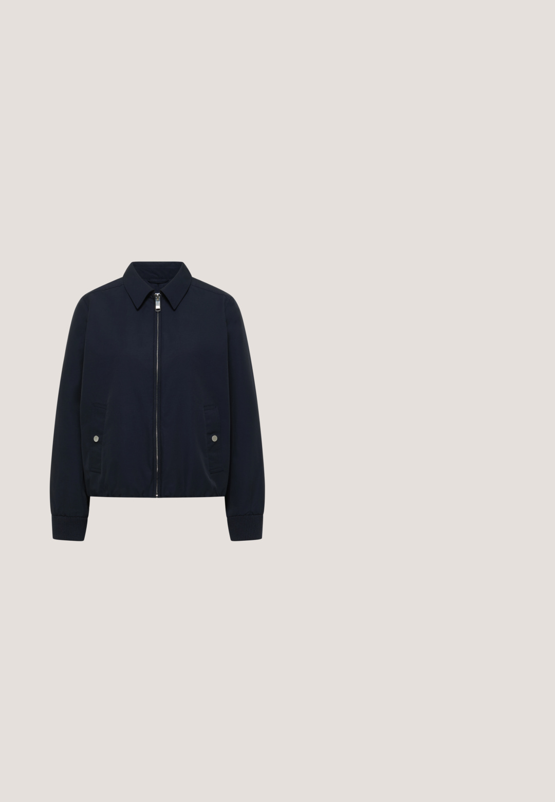 Chaqueta azul marino con cremallera, cuello, mangas largas, puños acanalados y dos bolsillos delanteros con cierre de botón.; Camisa azul marino de manga corta con rayas horizontales blancas y puños y bajo fruncidos sobre un fondo claro y liso.; Pantalones cortos azul marino de tejido trenzado, con cierre frontal de botón, diseño plisado y bolsillos laterales. Dobladillo limpio en las aperturas de las piernas.; Zapatillas de lona azul marino con un perfil bajo, puntera redonda, cinco ojetes y una suela de goma blanca con un patrón de agarre texturizado.; Bolso tote de cuero negro con dos asas y detalles metálicos en tono dorado, mostrado sobre un fondo gris claro.; Pendientes de aro de metal plateado con superficie lisa y ligeramente curvada y cierre de tipo mosquetón sobre un fondo blanco liso.