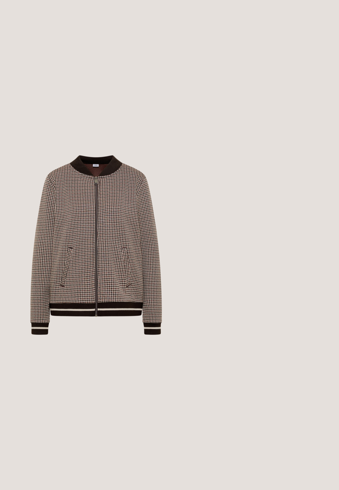 Veste zippée pied-de-poule marron et beige avec col, poignets et ourlet côtelés avec des rayures beiges et deux poches avant.; Polo crème à manches courtes avec des rayures horizontales noires, un col noir et trois boutons noirs sur la patte de boutonnage avant.; Jupe noire avec une taille élastique, au design évasé, longueur genou, fabriquée en tissu lisse, présentant des détails de couture minimaux.; Baskets basses noires avec semelle blanche, devant à lacets et logo doré "Dune" sur le côté.; Sac à épaule en cuir noir avec une forme incurvée, présentant un logo doré en bas et une seule sangle ajustable. Texture lisse, design minimaliste.; Paire de petites boucles d'oreilles créoles en or avec des pendentifs en forme de cœur gravés de la lettre "C" sur un fond blanc.