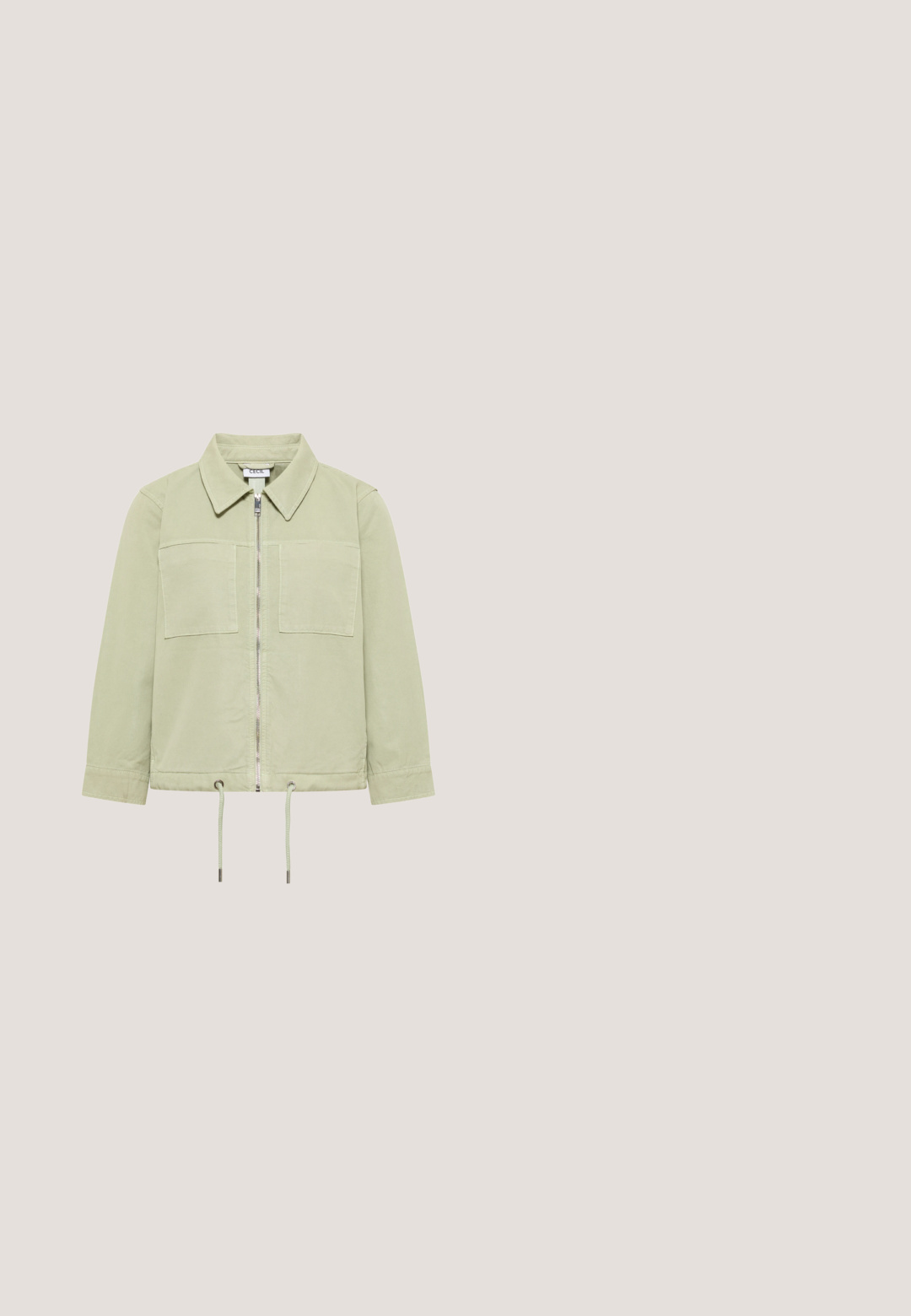 Veste vert clair à manches longues avec fermeture éclair devant, ourlet à cordon, deux poches poitrine et col rabattable.; T-shirt vert clair en V à manches courtes. Tissu doux et léger avec une coupe décontractée et un détail de bas plissé, sans motifs ni accents.; Pantalons larges vert clair en matériau doux, avec une taille élastique munie d'un cordon de serrage et deux poches avant.; Sneakers chunky beiges avec des détails en mesh, semelle épaisse, lacets, onglet à l'arrière et logo "STEVE MADDEN" sur le panneau latéral.; Sac bandoulière en cuir vert avec fermeture zippée, sangle ajustable, accent de rabat à l'avant et texture lisse. Design minimaliste.; Boucles d'oreilles en métal doré avec un design en cercle ouvert tourbillonnant. Surface lisse et réfléchissante avec une finition polie. Fermoir à tige.