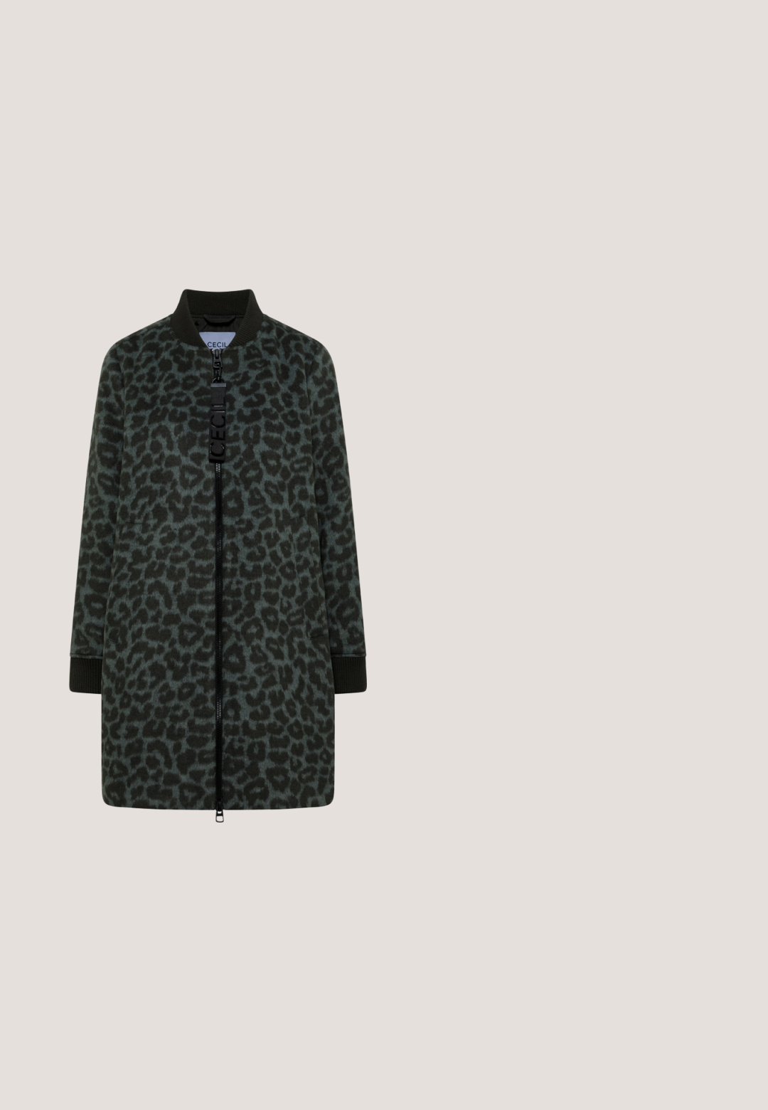 Abrigo largo verde oscuro con manchas negras de leopardo, cuello y puños acanalados, y cremallera negra con una lengüeta etiquetada como "CECI".; Camisa de terciopelo verde con lunares negros, con cierre de botones en la parte delantera y cuello puntiagudo. Mangas largas con puños abotonados, superficie texturizada.; Pantalones de pierna ancha en verde oliva con una cintura y paneles laterales negros. Presenta pliegues frontales y una textura suave.; Zapato deslizante acolchado verde oliva con suela gruesa beige, puño acanalado en el tobillo y cierre de cordón con toggle sobre fondo blanco.; Bolso tote de ante verde con asas de cuero negro. Presenta un patrón sutil y un diseño estructurado, que ofrece un interior espacioso.; Collar de doble hilo con una fina cadena de plata y una tira de cuentas verdes, asegurado con cierre de plata y cadena ajustable.