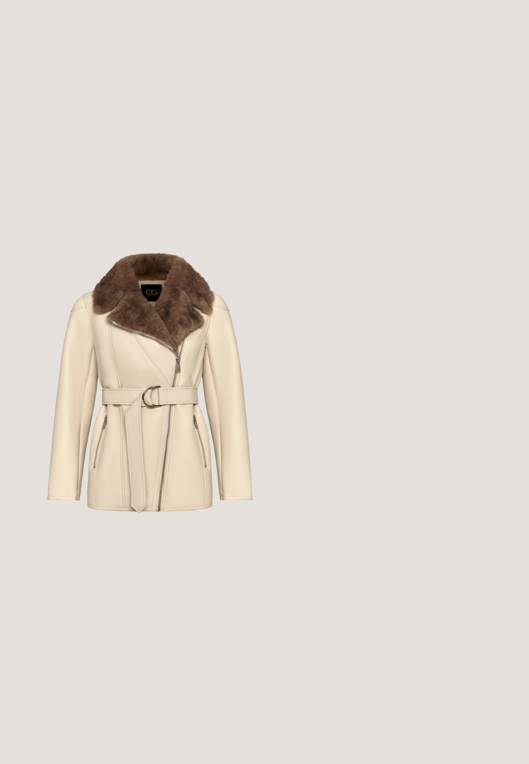 Crème leren jas met een bruine nepbont kraag, ceintuur in de taille, asymmetrische rits en twee zijzakken. Gladde textuur en getailleerde vorm.; FALKE BASIC ROLL NECK NEW MERINO - Trui - beige mel; Lichtgrijze wijde broek met hoge taille van een gestructureerde stof zonder zichtbare zakken of sluitingen.; Beige winterlaarzen met een luxe textuur, vetersluiting, gouden accenten en een dikke zool voor extra hoogte en isolatie.; Crèmekleurige, rechthoekige Liu Jo Milano crossbodytas met zacht gestructureerd fleece, goudkleurige details en afneembare schouderband. Geen mensen aanwezig.; Gouden ketting met een witte bloemenhanger met een centrale steen, een delicate ketting en een verstelbare sluiting met een merketiket.
