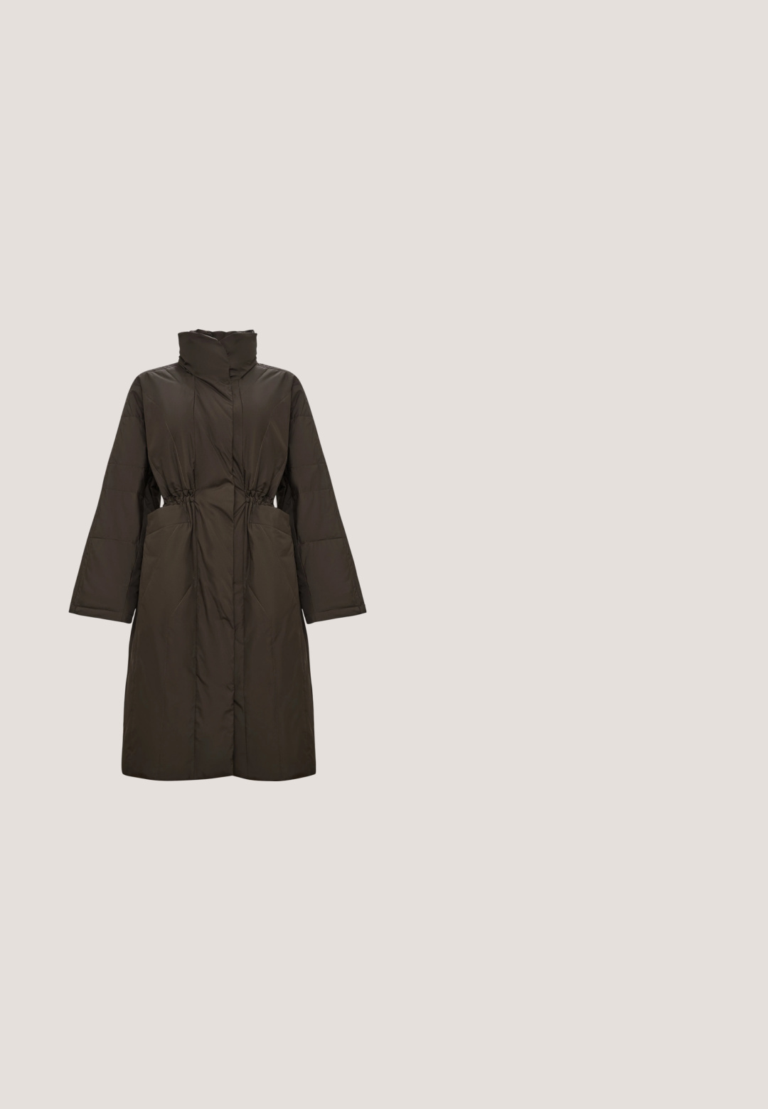 Mørkebrun lang polstret jakke med høj krave, elastisk taljedetalje, lange ærmer og store forlommer.; Sort strikket kortærmet sweater med rund hals. Blød tekstur og let puffede ærmer, der har et mærke ved halsudskæringen.; Sort blyantskirt med vertikale striber, glat tekstur, knælangt design og lynlås i siden.; Sorte ruskinds ankelstøvler med en rund tå, der har en forhøjet sål og en sidesløjfe for nem påtagning. Designet er enkelt med minimale detaljer.; Sort vævet læderbøttepose med snørelukning, guldfarvede kædeaccenter og to cirkulære metalhardwaredetaljer.; Guldøreringe med en glat, rund design og en blank finish. Den ene ørestik er lidt større og viser en sømløs forbindelse.