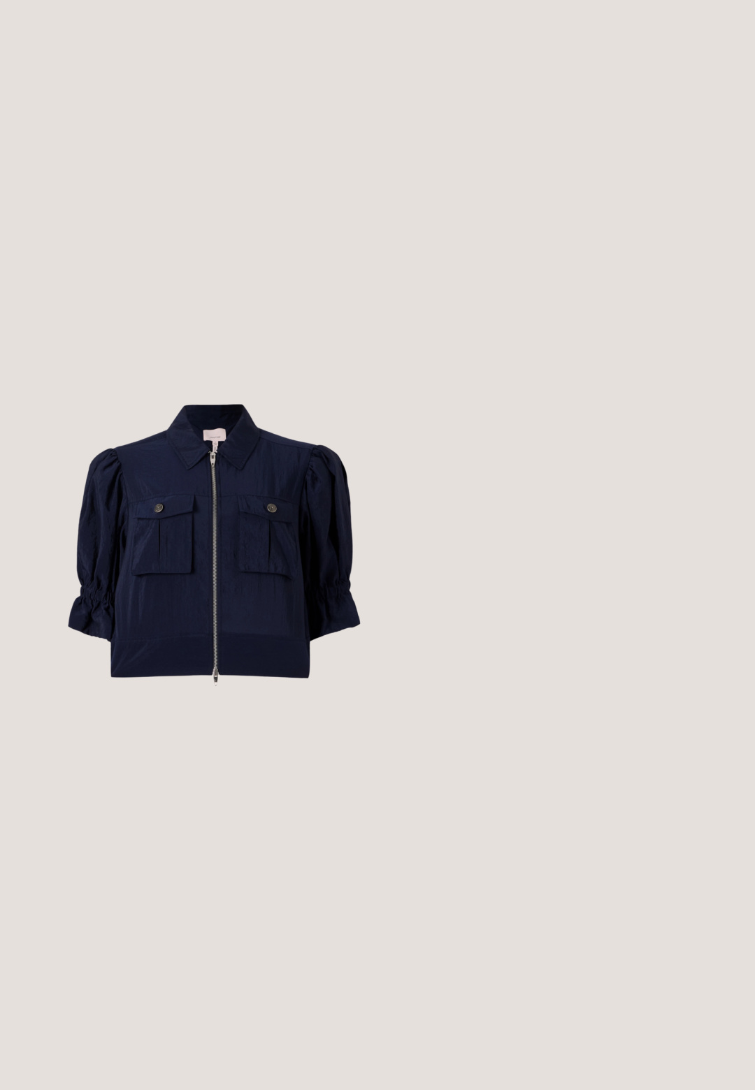 Cinq à Sept HOLLY PARACHUTE JACKET - Jas - navy; Rode lange mouw top met een vierkante halslijn. Heeft gefronste, textuur mouwen en een gladde body. Gemaakt van zachte stof.; Wijd-uitlopende blauwe denim jeans met een hoge taille, uitgerust met voorzakken en oranje stiksels. De stof heeft een gladde textuur met een klassieke afwerking.; NEOUS HAMAL - Hoge hakken - dark chocolate; Marineblauwe schoudertas met decoratieve witte stiksels, zilveren kettinghengsel, verstelbare leren riem en een zilveren vogel-embleem aan de voorkant.; Een paar glanzende zilveren dikke creolen met post-sluitingen op een effen witte achtergrond.