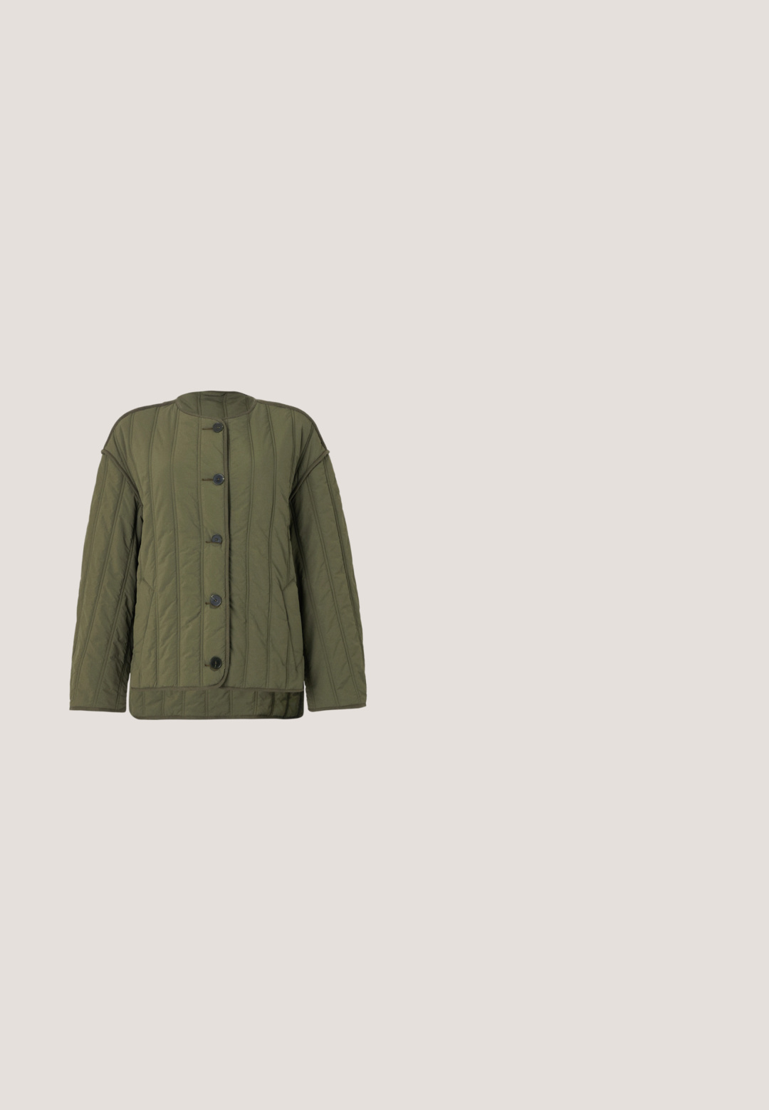 CLOSED QUILTED JACKET - Veste mi-saison - forest green; Pull en tricot noir avec un col en V, texture côtelée et manches longues. Coupe ample avec un dos légèrement plus long. Étiquette de la marque visible.; Jean en denim bleu foncé avec une taille haute, bouton et fermeture éclair à l'avant, style classique à cinq poches, et jambes évasées.; Baskets basses bordeaux avec semelle blanche, lacets blancs, talon blanc et le mot « LOVE » brodé sur le côté.; Petit sac d'épaule en cuir rouge foncé avec une seule bandoulière et un emblème logo en ton or au centre avant.; Boucles d'oreilles clous en forme de cœur noir recouvertes de petites perles brillantes sur un fond clair uni.