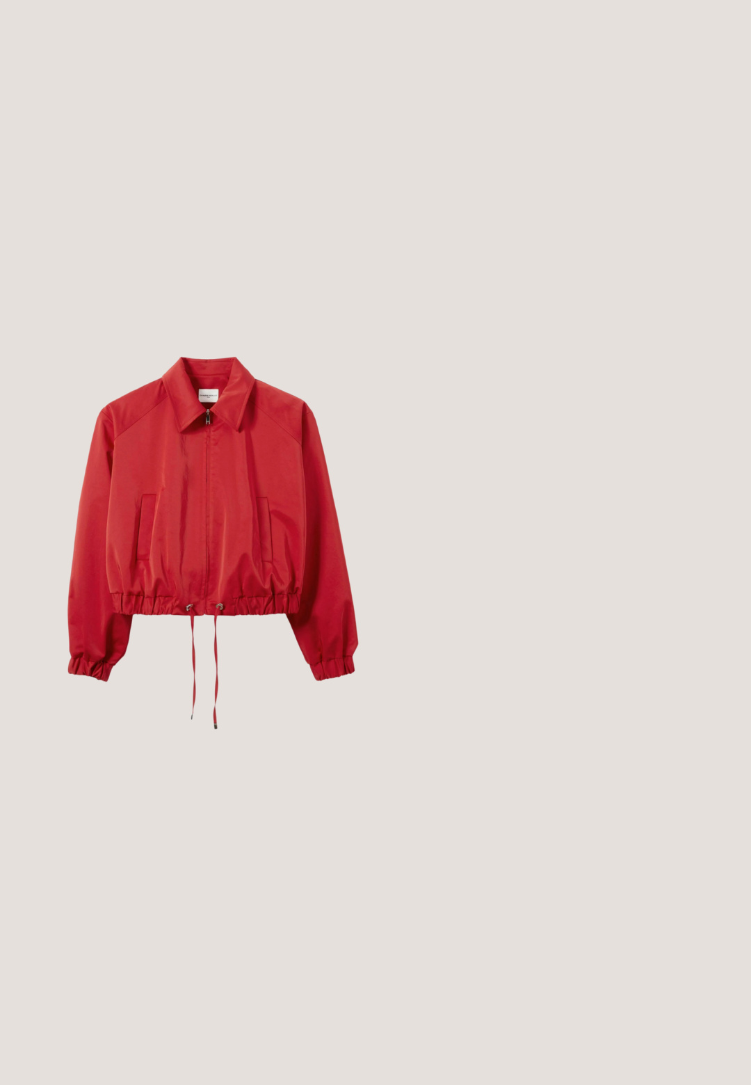 Chaqueta roja corta con cierre de cremallera, bajo con cordón ajustable, dos bolsillos laterales y cuello clásico. Tejido brillante y ligero.; Top blanco de manga corta con borde negro y un gran cuello de croché rojo con corazones beige y bordado de mariposas negras.; Vaqueros de mezclilla azul de pierna ancha con cintura alta, que cuentan con bolsillos delanteros y costuras naranjas. La tela tiene una textura suave y un acabado clásico.; Zapato femenino rojo de tacón bajo con bordado floral, detalles recortados y lazo atado sobre un fondo blanco, vista lateral.; Bolso tote grande rojo con dos asas de lentejuelas y borde inferior a juego también con lentejuelas, colocado en posición vertical sobre un fondo blanco.; Dos objetos brillantes en forma de corazón de color rojo colocados lado a lado sobre un fondo blanco liso.