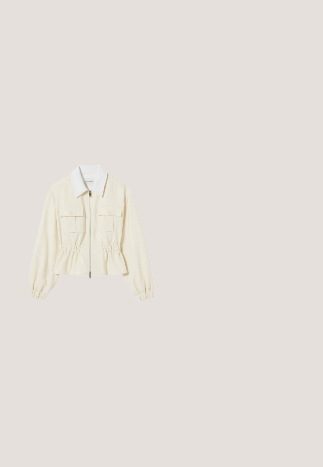 Chaqueta corta en tejido crema con cuello blanco, cremallera frontal y dos bolsillos en el pecho con solapas abotonadas. Cintura elástica y mangas fruncidas.; Top de punto sin mangas color crema con cuello de solapa, textura acanalada y rayas horizontales negras. Cuenta con un dobladillo con volantes y detalle de logo.; Pantalones cortos de bicicleta beige fabricados con una tela elástica. Longitud hasta mitad del muslo con una cintura suave. Sin patrones o acentos visibles.; Bota western de ante color tan, hasta la mitad de la pantorrilla, con costuras decorativas, adornos de strass, tab con tirador, punta afilada y tacón en bloque apilado.; Bolso de mano de cuero beige con superficie texturizada, detalle de cierre dorado y correa de mano desmontable sobre un fondo claro y sencillo.; Collar delicado de cadena de oro con pequeñas perlas y dijes redondos de cristal distribuidos uniformemente a lo largo de su longitud sobre un fondo blanco.