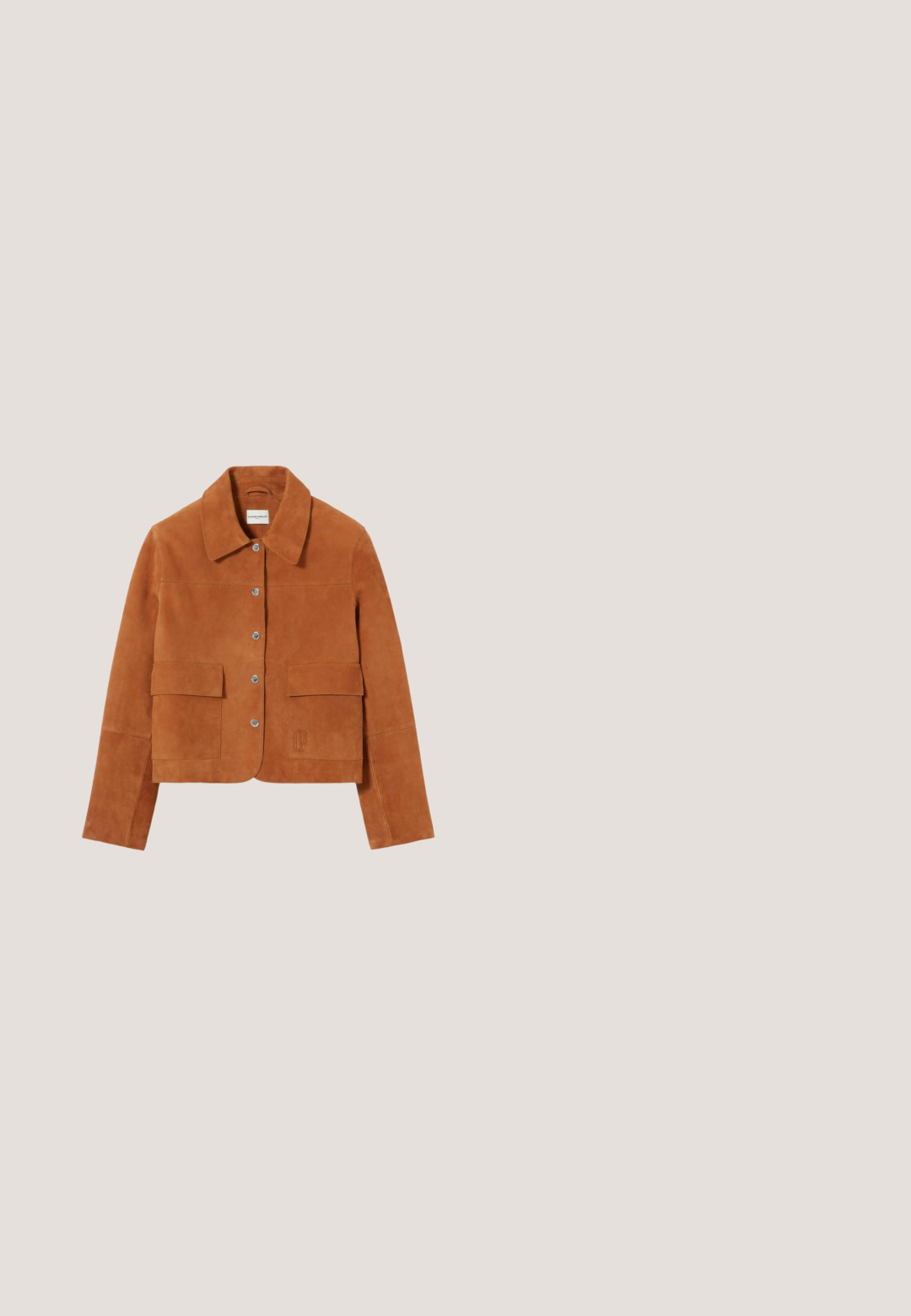 Chaqueta de ante marrón con cuello con solapa, cierre de botones a presión y dos bolsillos delanteros. Presenta un logo bordado en el dobladillo.; Top de cuello alto color mostaza hecho de tela acanalada, con mangas largas y diseño ajustado. Textura suave con un cuello alto.; Vaqueros acampanados de color azul claro con una cintura alta, hechos de mezclilla. Presentan un diseño clásico de cinco bolsillos y un acabado sin rematar en los puños.; Bota hasta la rodilla de cuero marrón con plataforma y tacón alto. Presenta una textura lisa y un diseño lateral curvado para un aspecto ajustado.; Gafas de sol redondas con montura dorada, lentes tintadas de color marrón y varillas delgadas que presentan un detalle decorativo en cursiva que dice "like" en cada lado.; Cinturón de cuero marrón con una hebilla dorada pulida que presenta piedras ovaladas negras y acentos florales. Diseño plano con una textura suave.