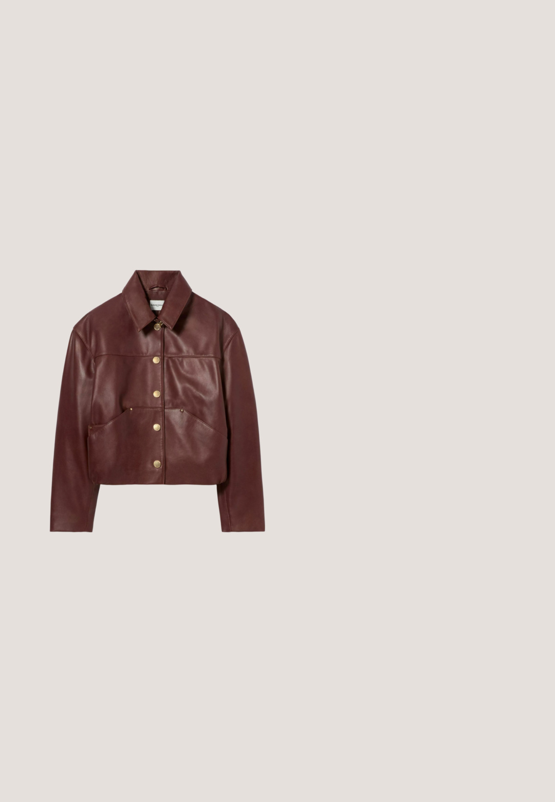 Chaqueta de cuero marrón con mangas largas, cuello puntiagudo, botones de presión delanteros y bolsillos frontales en ángulo sobre fondo blanco.; Vestido burdeos de tela suave, con un escote fruncido, mangas largas abullonadas y un dobladillo de volantes en capas con una cintura ajustable.; Botas de cuero marrón hasta la rodilla con puntera cuadrada y un tacón grueso. El acabado es brillante, resaltando la textura suave y las líneas de diseño.; Gafas de sol de ojo de gato de color rojo oscuro con lentes tintadas y un puente fino dorado, descansando sobre una superficie blanca.; Bolso de ante suave color granate con correa de hombro negra y herrajes dorados, presentado sobre fondo blanco.; Anillo cuadrado de color marrón con grandes tachuelas doradas redondeadas en cada lado, mostrado sobre un fondo claro y sencillo.