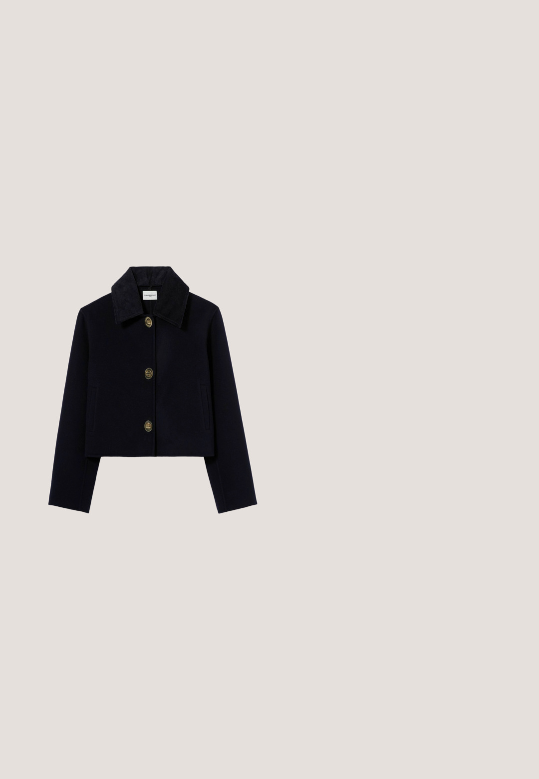 Chaqueta corta negra con un cuello ancho de pana, mangas largas, tres botones dorados y dos bolsillos verticales en la parte delantera.; Jersey de punto azul marino con cuello redondo, mangas raglán largas y ligera textura acanalada. Presenta un corte holgado y sin cierres visibles.; Camisa cortada de color azul claro con mangas largas, cuello abotonado y dos botones decorativos en la parte frontal, hecha de una tela suave.; Pantalones negros de talle alto y pierna ancha con dos filas verticales de cuatro botones cada una en la pretina frontal.; Mocasín de ante azul marino con tacón bajo de madera y detalle de pieza metálica dorada en la parte superior.; Bolso estructurado azul marino con dos asas superiores, cierre de cremallera dorada y correa de hombro ajustable y desmontable.