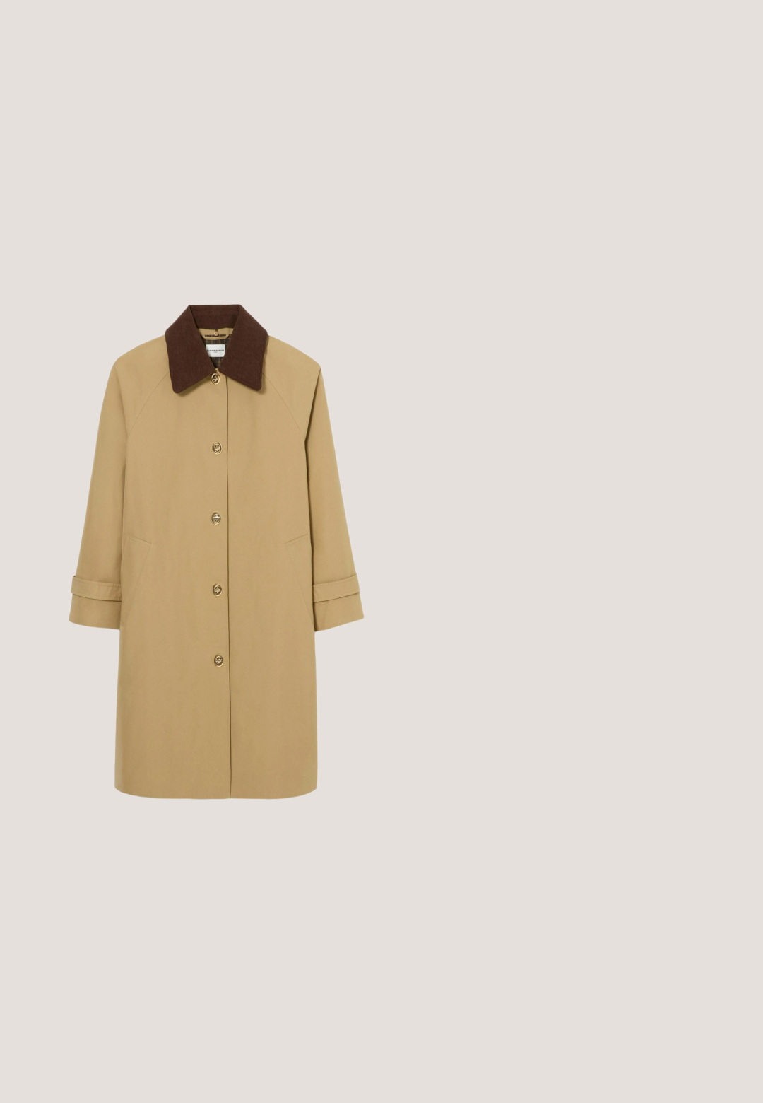 Abrigo beige hasta la rodilla con cuello marrón oscuro, mangas largas con correas, botones delanteros y bolsillos laterales.; Suéter a rayas en beige y azul marino, hecho de material suave. Presenta un cuello redondo, hombros caídos y puños y dobladillo acanalados.; Pantalones de pierna ancha marrones, hechos de tejido texturizado, con cierre de botón y cinturilla suave. Diseño clásico con un ajuste a medida.; Zapatilla marrón y crema que combina materiales texturizados y lisos, perfil bajo, diseño con cordones y suela de goma.; Bolso tote de color marrón oscuro con dos asas largas decoradas con lentejuelas y ribete a juego con lentejuelas a lo largo del borde inferior.; Pendientes de aro de oro con un colgante de forma orgánica y texturizada. El metal tiene un acabado brillante, creando una superficie reflectante.