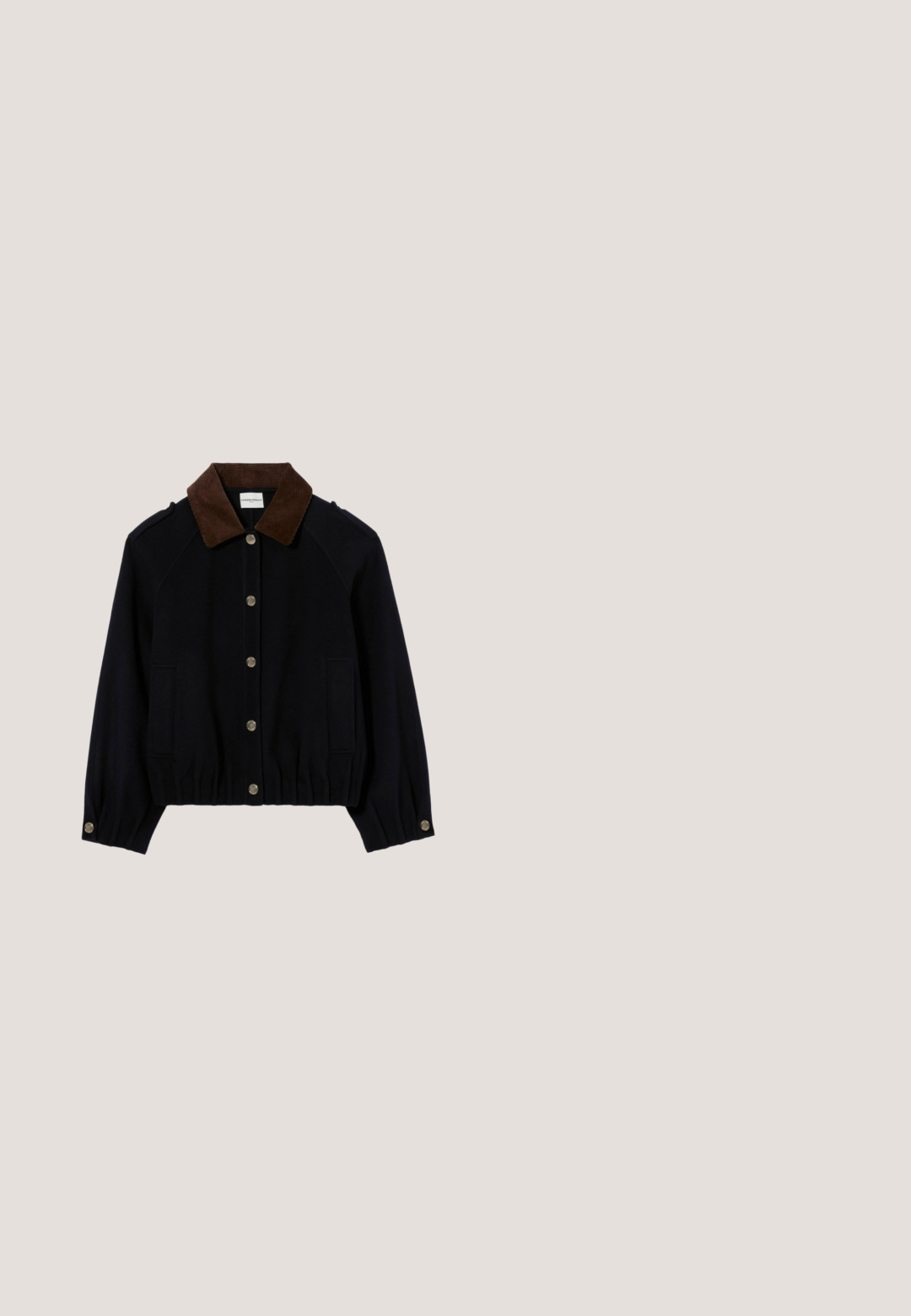 Chaqueta negra con cuello de pana marrón, botones de presión delanteros, mangas largas, puños con botones y dos bolsillos laterales, dobladillo elástico en la cintura.; Blusa azul marino de manga larga con estampado de lunares blancos y rojos, cuello blanco puntiagudo con botones y rayas rojas en los puños.; Falda envolvente en patrón de cuadros marrón y blanco con ribete azul. Presenta un lazo lateral y una tela texturizada para un detalle adicional.; Zapato de tacón bajo de bloque para mujer con puntera de cuero marrón acharolado y lazo, parte superior y tacón de tela beige con lunares marrones oscuros, vista lateral.; Bolso pequeño de cuero marrón con dos asas, cierre con broche dorado y correa de hombro desmontable sobre fondo blanco.; Anillo de tono dorado con dos formas curvas que forman el contorno de un corazón, con un corazón rojo brillante en el centro. Superficie lisa y banda redonda.