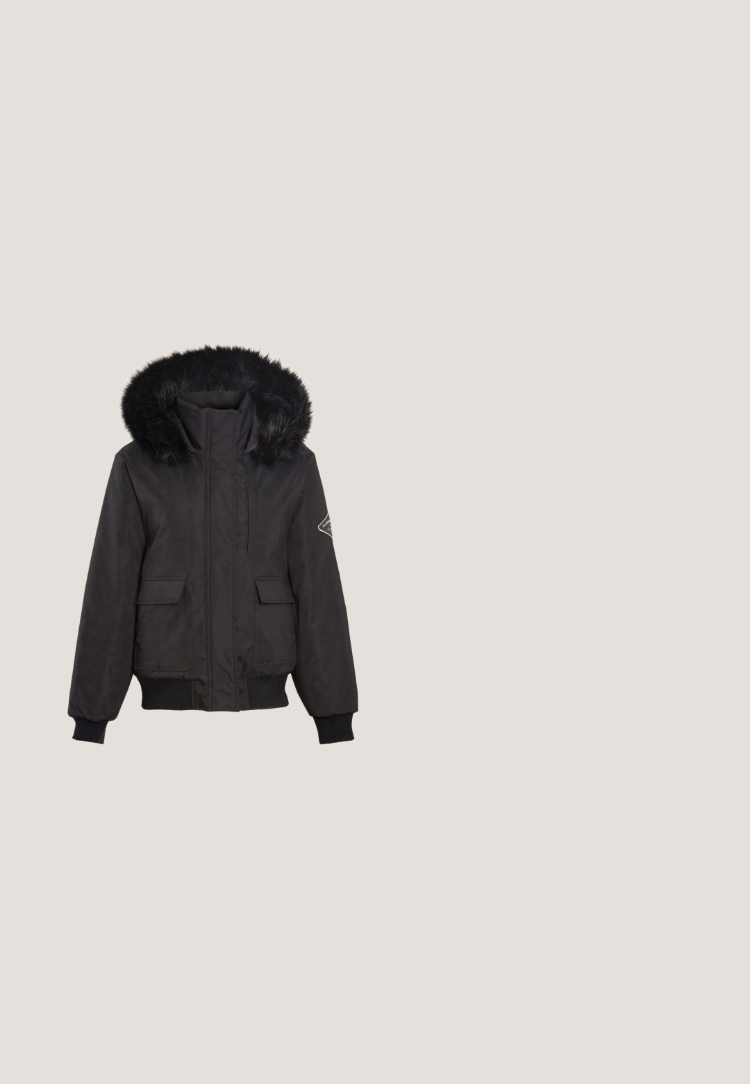 CLOSURE London CROPPED - Veste d'hiver - black; Pull en tricot noir à texture côtelée, col rond et manches longues. Design court avec une coupe ample. Pas de motifs ni de matériel visible.; Minimum LAYNE  - Chemisier - dark grey; Leggings slim fit gris avec taille élastique et designs en noir en découpes horizontales sur les deux genoux, présentés sur un fond blanc.; Baskets basses noires avec semelle épaisse beige, devant à lacets, et brides décoratives noires avec boucles argentées sur le côté.; Pendentif croix en argent avec une finition polie, présentant un design simple, des bras verticaux et horizontaux, et une boucle pour suspension.