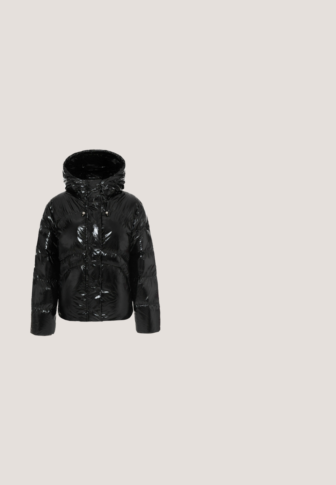 Schwarze, wattierte Jacke aus glänzendem Material, mit Kapuze, Frontverschluss und elastischen Bündchen mit einem gesteppten Muster.; Weicher, flauschiger Rollkragenpullover mit langen Ärmeln in einem Farbverlauf von Weiß oben zu Dunkelgrau unten.; Schwarze Velourhosen mit elastischem Bund, schmal zulaufenden Bündchen und einem kleinen Logodetail. Glatte Textur und weicher Stoff für Komfort.; Schwarze Kunstfell-Ankle-Boots mit einer dicken schwarzen Gummisohle und strukturiertem Obermaterial. Verfügt über eine Zuglasche auf der Rückseite für ein einfaches Anziehen.; Schwarze rechteckige Handtasche mit zwei Griffen und großen, flauschigen Buchstaben L, I, U auf dem Vorderteil.; Paar silberne herzförmige Creolen mit strukturierter, perlenbesetzter Oberfläche und Klappverschluss auf weißem Hintergrund.