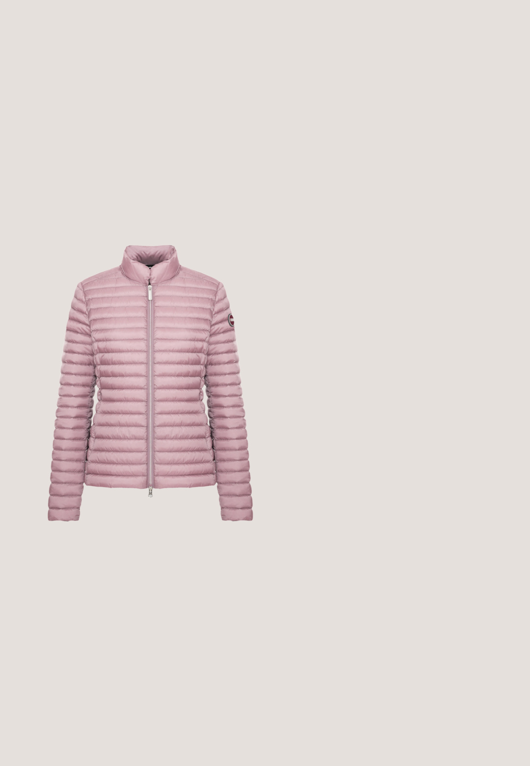 Lichtroze gewatteerd jack met horizontale stiksels, opstaande kraag, ritssluiting aan de voorkant en een ronde logopatch op de linker mouw.; Lichtroze T-shirt met korte mouwen, een ronde hals en subtiele bloemrijke borduursels aan de rechter voorkant en mouw.; Lichtroze yogabroek met een hoge taille, een smalle pasvorm over de dijen en licht uitlopende pijpen, afgebeeld op een witte achtergrond.; Lichtroze sportschoen met witte zool, vetersluiting en subtiel logo op de zijkant en de hielpull-tab.; Roze draagtas met bruine leren handvatten en voorflapzak, zachte rechthoekige vorm en ritssluiting bovenop.; Roze koordarmband met een centrale gouden en roze ovale accent, waaraan een gouden bedel is bevestigd, en afgewerkt met stevige knopen.