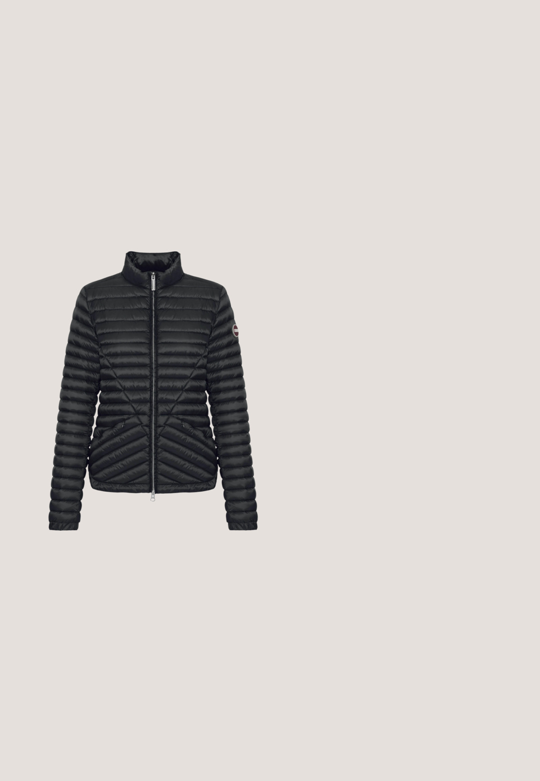 Chaqueta acolchada negra con cuello alto, cremallera frontal, bolsillos con costuras diagonales y parche circular con logotipo en la manga izquierda.; Camiseta negra de manga corta con cuello redondo, con un pequeño y sutil diseño de concha en el pecho izquierdo y una etiqueta Street One dentro del cuello.; Pantalones negros de pierna recta con cintura elástica y cierre con cordón, diseñados para usar cómodamente de manera informal.; Zapatos negros sin cordones con parte superior de punto texturizado y abertura elástica. Tienen una forma de puntera redondeada y una suela baja con amortiguación, usados con un dobladillo de mezclilla.; Bolso bandolera negro hecho de material perforado, con cierre de cremallera, correa ajustable y superficie texturizada con detalle del logotipo.; Pulsera de plata con un colgante en forma de delfín, que presenta dos hilos de cuerda texturizados y un cierre de langosta para un ajuste seguro.