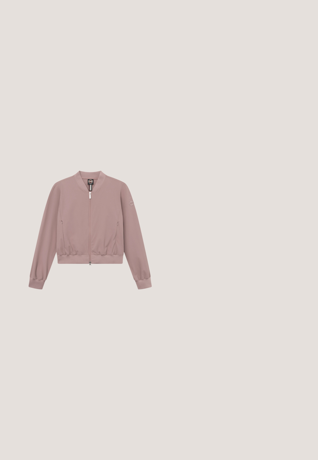 Blouson aviateur mauve clair avec fermeture éclair à l'avant, ourlet et poignets élastiques, poches latérales zippées et col rond.; T-shirt en coton rose à manches courtes et décolleté en U, avec un petit logo "Joop!" en rose plus foncé sur le devant.; Shorts décontractés rose clair avec taille élastique, cordon à l'avant, poches latérales et panneaux avant cousus, posés à plat sur fond blanc.; Baskets en daim rose clair avec une semelle en caoutchouc blanche plate, un bout arrondi, des accents de logo dorés, lacets et un panneau de talon lisse.; Sac cabas rose clair avec longues anses, fermeture zippée sur le dessus et petit logo crocodile argenté centré sur le devant.; Collier délicat en chaîne dorée avec un pendentif "BOSS" centré, doté d'un petit fermoir mousqueton et d'une chaîne ajustable avec un charm et une perle.