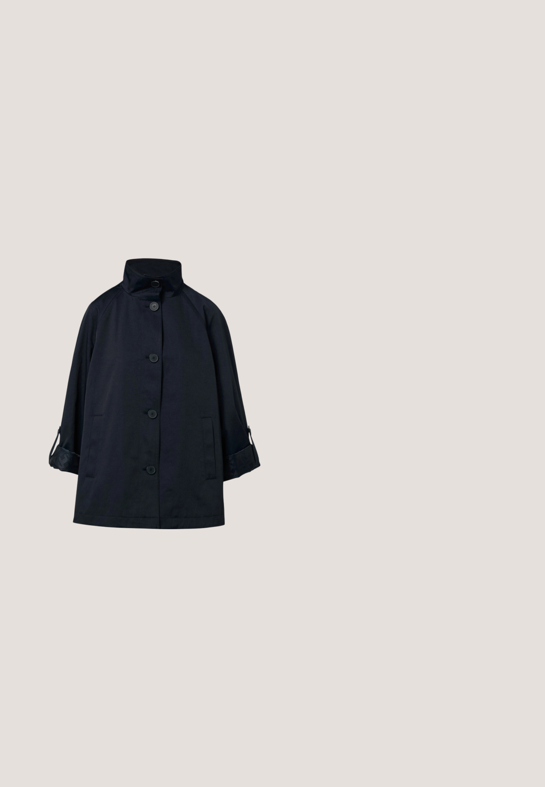 Marineblaue, wasserdichte Jacke mit hohem Kragen, Knopfleiste vorne, zwei seitlichen Taschen und gemusterten Bündchen. Verfügt über Raglanärmel.; Weißes Poloshirt mit dunkelblauen horizontalen Streifen, kurzen Ärmeln, einer Knopfleiste mit drei Knöpfen und einem kleinen gestickten Logo auf der linken Brust.; Marineblaue karierte Rock mit einem einfarbigen Bund, der ein strukturiertes Muster in helleren Farbtönen aufweist. A-Linie-Form, aus einem weichen, gemütlichen Stoff gefertigt.; Marineblaue Leder-Bootsschuhe mit abgerundetem Zehenbereich, Schnürdetail und Metallösen. Verfügt über eine braune Gummisohle und dezentes Branding an der Seite.; Marineblaue Handtasche mit braunen Ledergriffen, goldfarbenen Beschlägen, einem abnehmbaren Schulterriemen und einem kleinen goldenen Logo in der Mitte.; Paar glänzende goldene Creolen mit quadratischer Form und einem kleinen rot-weiß-schwarzen gestreiften Detail nahe dem Verschluss auf weißem Hintergrund.