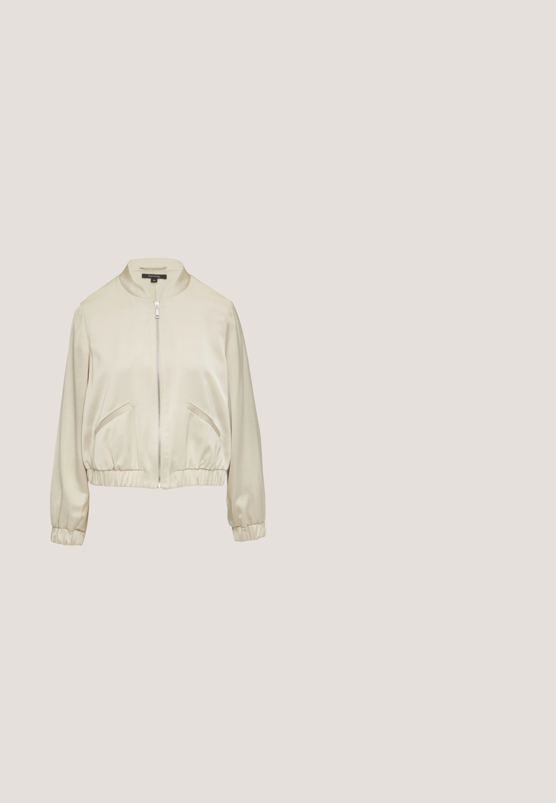 Beige Bomberjacke mit glattem Satin-Finish, Reißverschluss vorne, gerippten Bündchen und zwei Seitentaschen. Sie hat einen Stehkragen und ein verkürztes Design.; Beiges sportliches Kurzarmoberteil mit hohem Kragen und Frontreißverschluss, mit geschwungenen Nähten und kleinem weißem Logo auf der Brust.; Beige Sport cropped T-Shirt mit kurzen Ärmeln, geripptem unteren Abschnitt und dezentem Logo auf der Brust. Glatte Textur, taillierte Passform.; Hellbeige Jogginghose mit elastischem Bund und Bündchen, Seitentaschen und kleinem besticktem Logo am rechten Oberschenkel.; Flacher weißer Sneaker mit abgerundeter Spitze, Schnürdesign und gepolsterter Sohle für den Freizeitgebrauch.; Helles olivgrünes Crossbody-Bag aus glattem Material, ausgestattet mit einem silbernen Reißverschluss, einem verstellbaren Tragegurt und Branding auf dem Gurt.