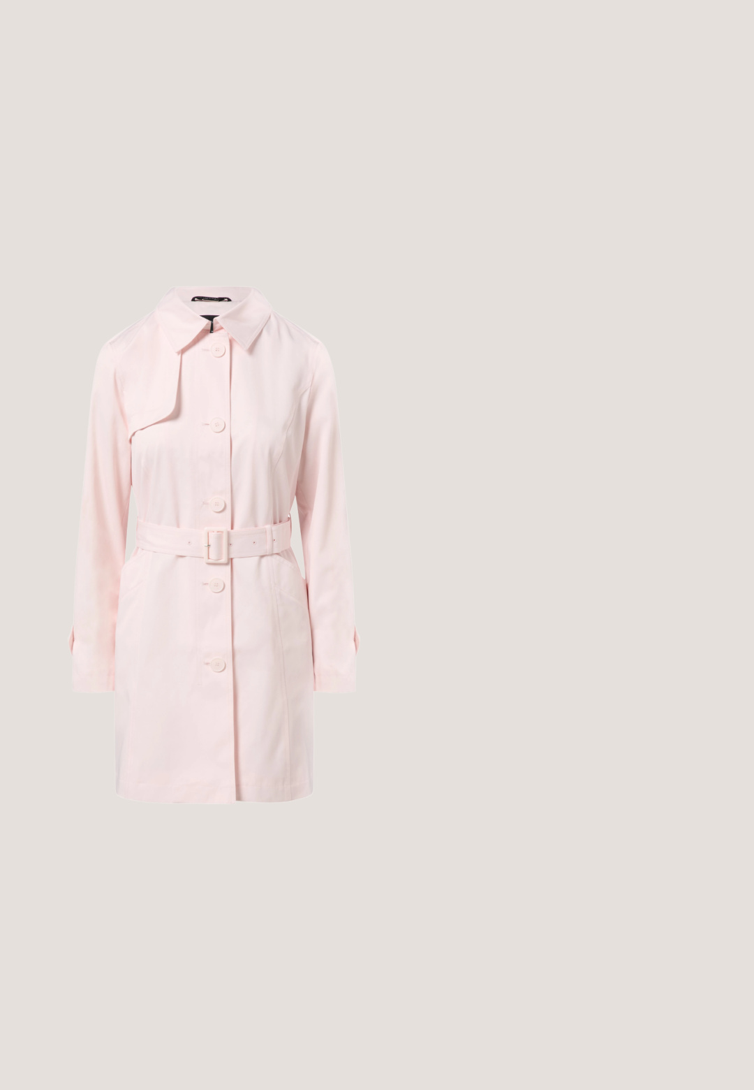 Helle rosa Trenchcoat mit Kragen, vorderem Knopfverschluss und tailliertem Gürtel. Besitzt lange Ärmel und eine glatte, glänzende Stofftextur.; Hellrosa gestrickter Pullover mit langen Ballonärmeln, gerippten Bündchen, rundem Ausschnitt und leicht gekürztem Saum.; Hellgrüner plissierter Midirock mit elastischem Bund, geradem Schnitt und leichtem Stoff.; Weiße Lederloafer mit einem niedrigen, gestapelten Holzabsatz, der ein genähtes Mokassin-Design und eine gefaltete Vorderklappe aufweist.; Quadratisches Tuch mit rosa und grünen Rändern, mit blauen und weißen Magnolienblüten auf braunen Zweigen.; Hellblaue Leder-Clutch mit goldfarbenem rechteckigem Verschluss und abnehmbarem Handgelenksriemen auf weißem Hintergrund.