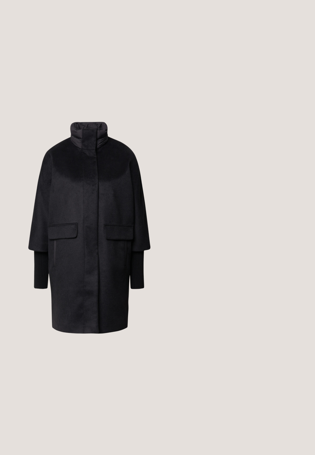 Manteau noir avec un col haut, fabriqué en tissu doux. Il comporte deux poches avant et des manches côtelées, conçu pour un ajustement décontracté.; Pull noir à col en v avec des manches longues, présentant une texture côtelée et une coupe décontractée. Le matériau semble doux et légèrement ample.; Pantalons larges noirs en tissu texturé, avec des plis sur l'avant et une ceinture noire avec une boucle métallique.; Bottine en cuir noir avec un bout pointu, un talon aiguille haut, une texture lisse et un design minimaliste. Comprend une fermeture éclair à l'arrière.; Seidenfelt Sac à main - black; Collier en chaîne en or avec un design de maillons allongés et épurés. La chaîne est délicate, dotée d'un fermoir en forme de homard et d'une longueur ajustable.