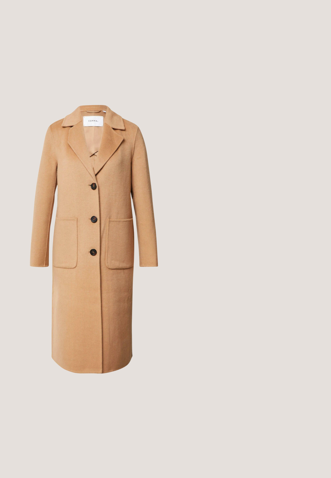 Long manteau en laine couleur camel avec col à revers, trois boutons sombres, deux poches plaquées à l'avant et manches longues.; Pull en maille crème avec encolure ronde, manches longues, tissu texturé et poignets côtelés, offrant une coupe décontractée et un design simple.; Chemise marron à manches longues côtelée avec des rayures horizontales blanches et un large col rond, présentée sur fond blanc.; Jean en denim bleu taille haute avec un léger effet délavé sur les cuisses, style cinq poches et une coupe évasée.; Bottine en suède beige à bout pointu, avec un talon métallique fin et une texture lisse. Design élégant et minimaliste sans quincaillerie visible.; Sac à main en toile beige avec un logo brodé "Coach New York", deux poignées supérieures, une bandoulière amovible et des accents en métal argenté.