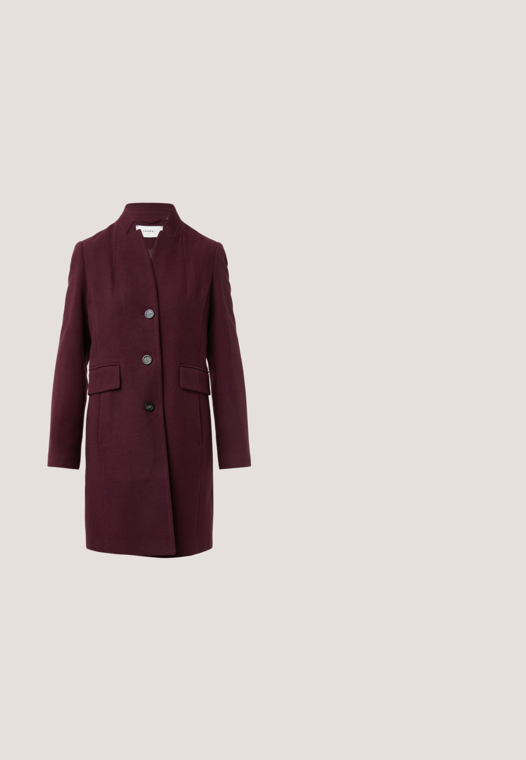 Manteau en mélange de laine bordeaux avec un col montant, fermeture à trois boutons et deux poches avant ; présente une coupe ajustée et une texture lisse.; Blouse à manches longues couleur bordeaux avec un décolleté en V et un détail texturé. Tissu doux, coupe décontractée et poignets froncés. Idéale pour un usage quotidien.; Jupe trapèze en similicuir noir avec taille haute et coutures apparentes à l'avant et près de l'ourlet.; Chaussure à talon aiguille brillante bordeau foncé à bout pointu, sur un fond clair uni.; Sac en cuir verni bordeaux avec une chaîne dorée, en forme d'enveloppe, rabat avant et un détail de quincaillerie centrale dorée.; Boucles d'oreilles pendantes longues avec une pierre précieuse en forme de goutte d'eau de couleur violette, entourée de petits cristaux transparents et montées en métal doré.
