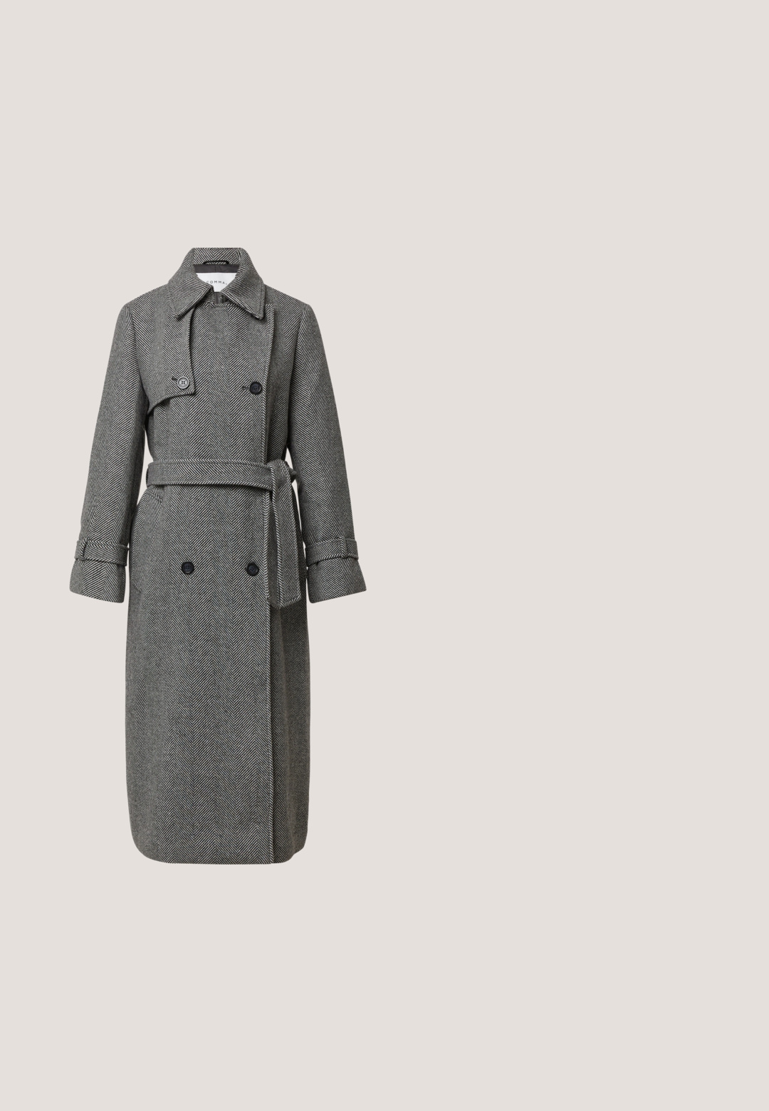 Manteau gris à motif pied-de-poule avec taille ceinturée, devant croisé et large col. Manches longues avec poignets boutonnés.; Veste boxy à rayures grises avec des manches trois-quarts et un large col rond, présentée de dos sur un fond blanc.; Pantalons larges grisés texturés avec un motif subtil, dotés d'une taille mi-haute et de poches latérales.; Bottines noires à talon bloc, en suède doux. Elles présentent un bout arrondi et des panneaux latéraux lisses avec des détails de couture.; Sac à main en cuir noir avec une forme arrondie, doté de deux poches avant et d'une bandoulière unique. Texture lisse avec un branding subtil.; Boucles d'oreilles en métal argenté présentant un design ondulé avec des surfaces texturées et un dos lisse, conçues pour le perçage des oreilles. Style minimaliste.