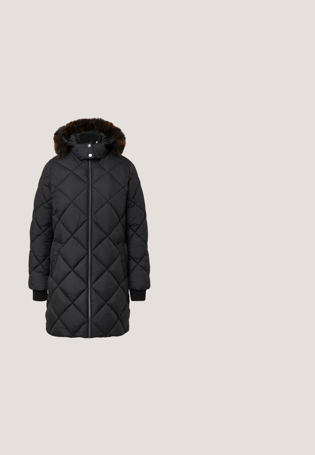 Manteau matelassé noir avec un motif en losanges, une capuche détachable ornée de fourrure et des poignets en tricot côtelé. Fermeture éclair à l'avant.; Pull noir à col en v avec des manches longues, présentant une texture côtelée et une coupe décontractée. Le matériau semble doux et légèrement ample.; Un pull col roulé noir, fabriqué en tissu lisse, caractérisé par des manches longues, une coupe ajustée et un col haut. Aucun motif ni accent visible.; Les jeans en denim noir ont une coupe droite, une fermeture à bouton et deux poches avant. Le tissu a une texture lisse et un délavage minimal.; Bottines en cuir noir, à bout rond, avec un design à lacets et une semelle en caoutchouc robuste. Comprend des œillets en métal et des accents de couture.; Sac à main en cuir noir texturé avec deux poignées, une bandoulière ajustable et un logo doré U.S. Polo Assn. au centre avant.