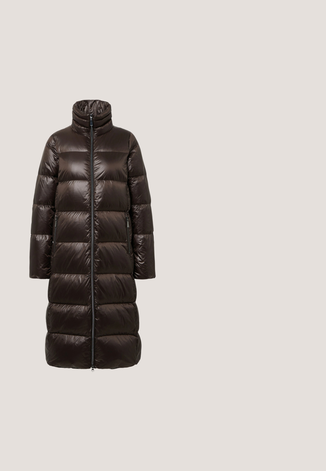 Kastanjebruine pufferjas met een hoge kraag, volledige rits en zijzakken. Gemaakt van glanzend, gewatteerd materiaal met een relaxte pasvorm.; Mauve trui met hoge hals, lange mouwen en ribbelstructuur. Heeft subtiele horizontale strepen langs de armen. Zacht gebreid materiaal.; Denim jeans met een middelblauwe wassing, rechte pijpen, vijf zakken en contrasterende stiksels op de naden.; Bruine sneaker met een combinatie van textiel- en suèdematerialen, een witte tussenzool en een getextureerde bruine rubberen buitenzool.; Donkerbruine leren schoudertas met een enkele riem, klepsluiting en een klein gouden labeldetail aan de zijkant.; Zilveren oorringen met een vloeiende, organische vorm en een gepolijste afwerking. Ze hebben een slank ontwerp dat toeloopt naar puntige uiteinden.