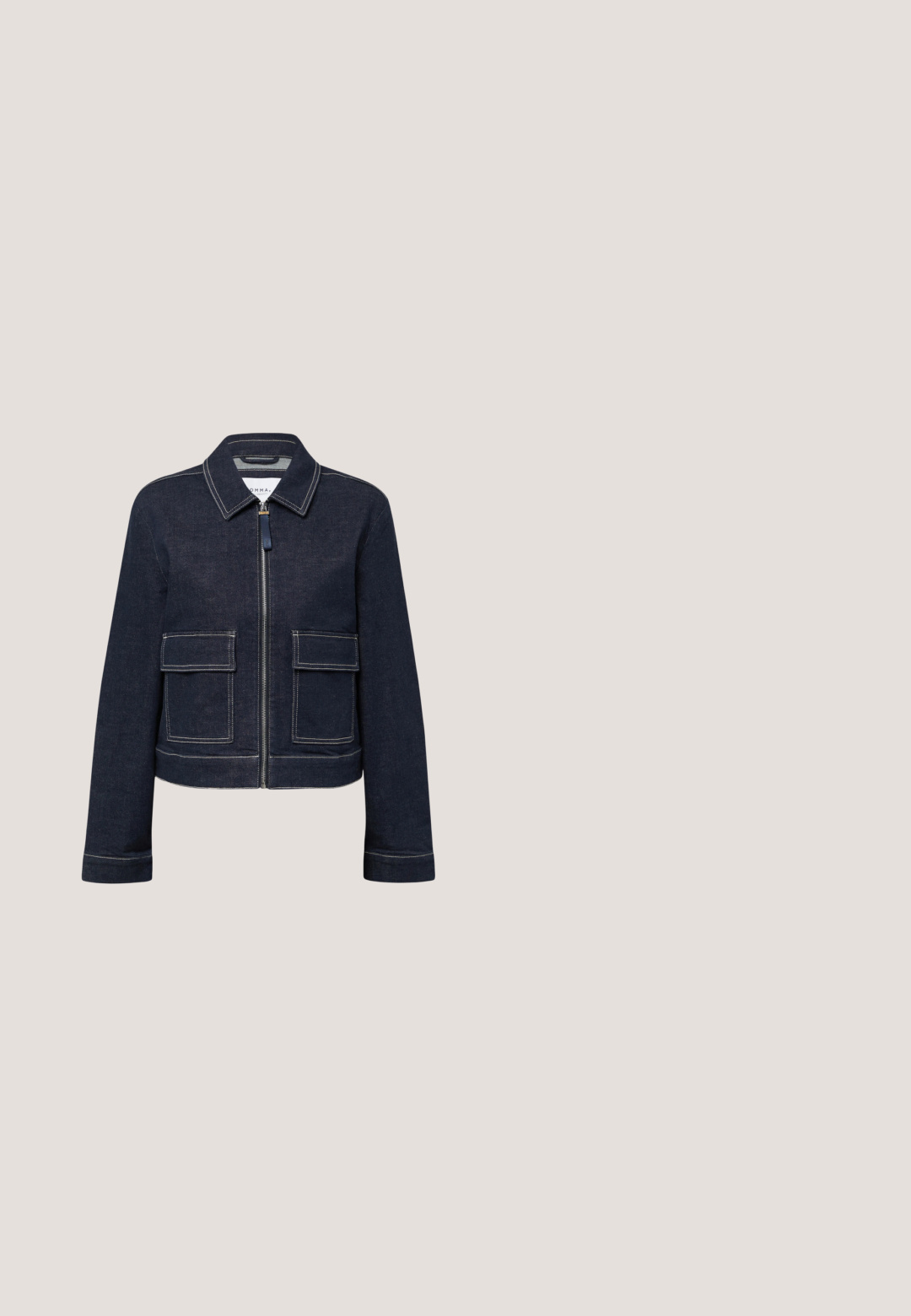 Donkerdenim jack met een ritssluiting aan de voorkant, een puntige kraag en twee voorzakken met flap. Heeft contraststiksels en een cropped ontwerp.; Crèmekleurig T-shirt met korte mouwen en ronde hals, klein subtiel geborduurd logo op de linkerborst en zwart BOSS-label in de kraag.; Wijde denimjeans in medium blauw met een gladde textuur. Bevat twee voorzakken en een klassieke knoopsluiting bij de taille.; Unisa LAGE SNEAKERS DARA - Sneakers laag - platino chalk honey sole; Beige getextureerde leren schoudertas met een gebogen vorm en een enkele riem, hangend tegen een witte achtergrond.; Zilveren ketting met een delicate schakel met kleine, hangende druppelvormige accenten. Inclusief een sluiting en een verstelbare kettinglengte.