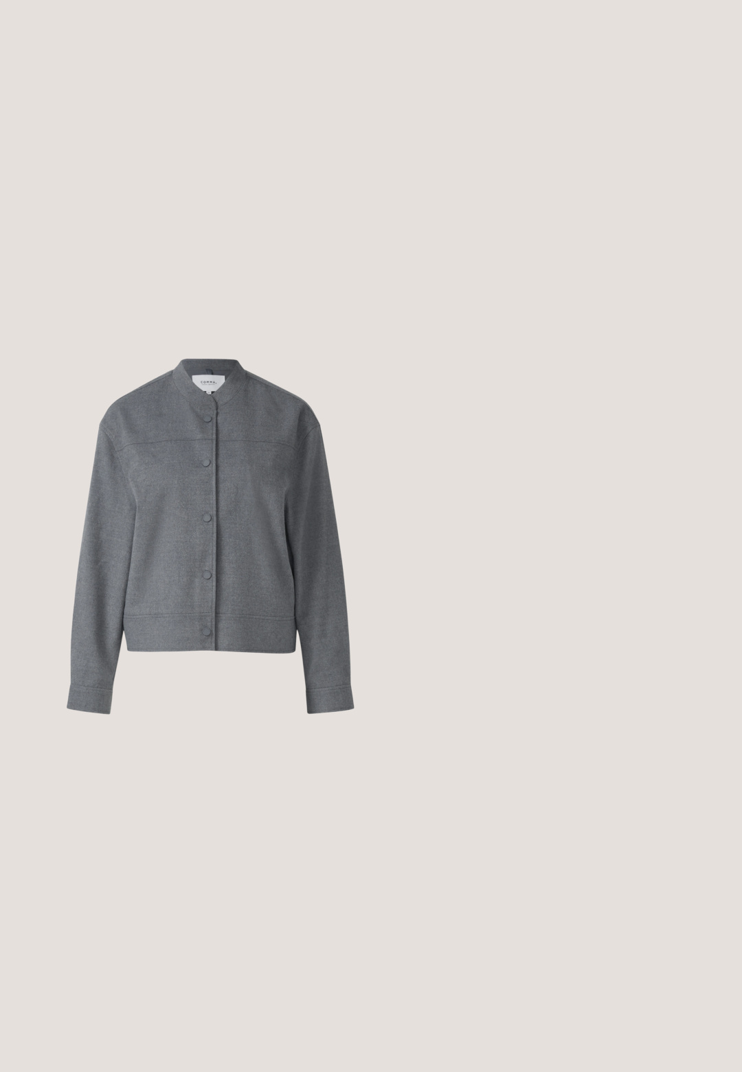 Veste grise boutonnée, sans col, confectionnée dans un tissu texturé avec une coupe droite, présentant un design épuré et des détails discrets de coutures.; Blouse à manches longues bleu clair avec un décolleté en V, des plis et des poignets froncés. Fabriquée en tissu doux et texturé. Coupe décontractée.; Pantalons ajustés bleu marine avec une coupe droite, dotés d'une fermeture à bouton sur le devant et de détails de plis discrets. Texture de tissu lisse.; Escarpin beige à talon haut, bout pointu, bord festonné et talon aiguille fin, présenté sur fond blanc.; Sac bandoulière marron à texture crocodile, avec une longue bandoulière réglable et une plaque ainsi qu'une étiquette portant le logo Burkely fixées sur le côté.; Bague en or avec un design en forme de nœud, une surface lisse et polie, un anneau ouvert et un détail en nœud au centre du nœud.