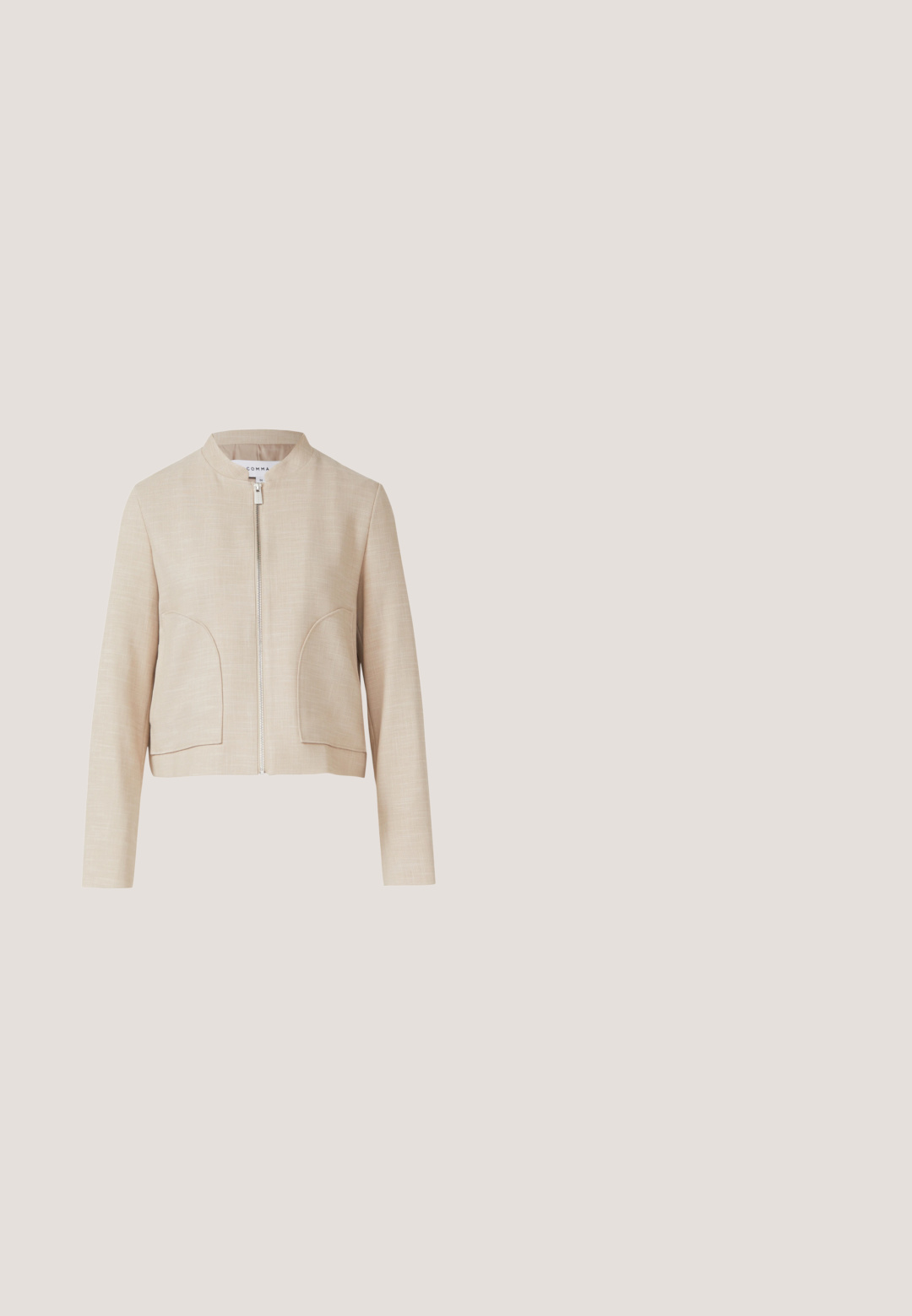 Veste beige pour femmes avec fermeture éclair à l'avant, col rond, manches longues, deux poches avant incurvées et tissu subtilement texturé.; Combinaison blanche sans manches avec pantalon beige à jambes larges et ceinture blanche assortie nouée à la taille.; Ballerines beiges à bride arrière en daim doux, avec un bout pointu élégant, des accents décoratifs en métal doré, et un design minimaliste.; BOSS Lunettes de soleil - nude beige; Sac bandoulière en cuir beige avec rabat, fermoir rectangulaire doré et bandoulière ajustable, sur fond blanc.; Collier en perles dorées avec de petites cristaux transparents espacés uniformément, doté d'un fermoir à chaîne et d'une extension réglable sur un fond clair.