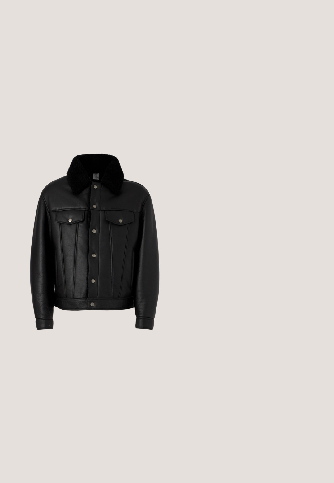 Veste en cuir noir avec un col en fourrure noire, boutons-pression sur le devant et deux poches sur la poitrine. Présente des détails de couture verticaux.; Pull en maille noir à manches longues avec poignets et ourlet côtelés, texte blanc "KARL LAGERFELD JEANS" à l'avant, et détail de couture métallique près du col.; T-shirt noir à manches courtes avec col montant et petit logo blanc "Karl Lagerfeld" centré sous l'encolure à l'avant.; Jean noir à jambes droites avec fermeture à boutons, passants de ceinture, poches avant et arrière, présenté sur un fond clair.; Botte de combat noire en cuir à lacets avec dessus à motifs, semelle épaisse et bout arrondi, vue du côté droit sur un fond clair.; Sac de sport en cuir noir texturé avec double poignée, une bandoulière amovible et un petit logo métallique triangulaire à l'avant.
