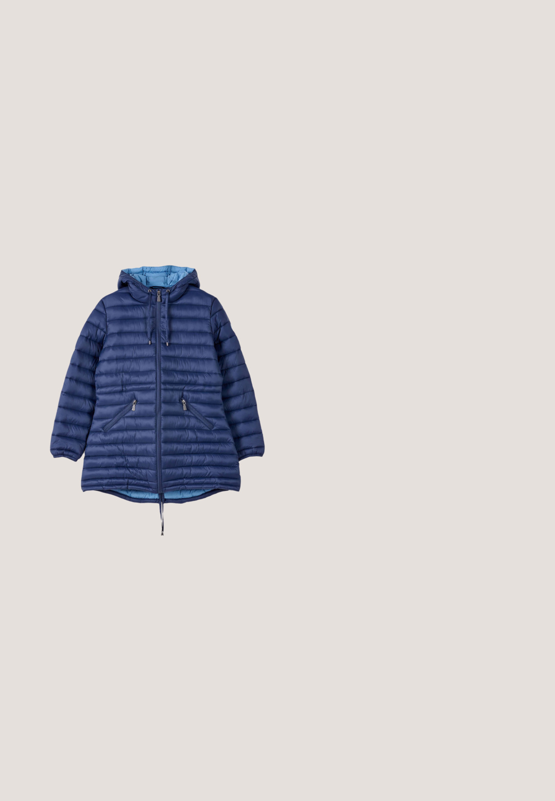 Camomilla Italia PARISA  - Wintermantel - blue; Grauer Pullover mit dünnen beigen Streifen, langen Ärmeln und rundem Ausschnitt. Weiche Textur mit kurzem Schnitt.; Dunkelblaue weite Jeans mit hoher Taille, Fronttaschen und klassischer Denim-Textur. Abgeschlossen mit dezenten Steppnähten und geraden Beinsäumen.; Hellbrauner Leder-Brogue-Chelsea-Stiefel mit schwarzem elastischem Seitenpanel, Zuglasche und schwarzer Sohle mit genähter Leiste.; Blauer Tragetasche mit einem weißen geometrischen Muster, hellbraunen Ledergriffen und einem kleinen metallischen Logo in der Mitte vorne.; Ehering aus Sterlingsilber mit einer glatten, polierten Oberfläche, ausgestattet mit einer schwarzen Emailleintarsie, geschwungenem Design und eingraviertem "925"-Zeichen im Inneren.