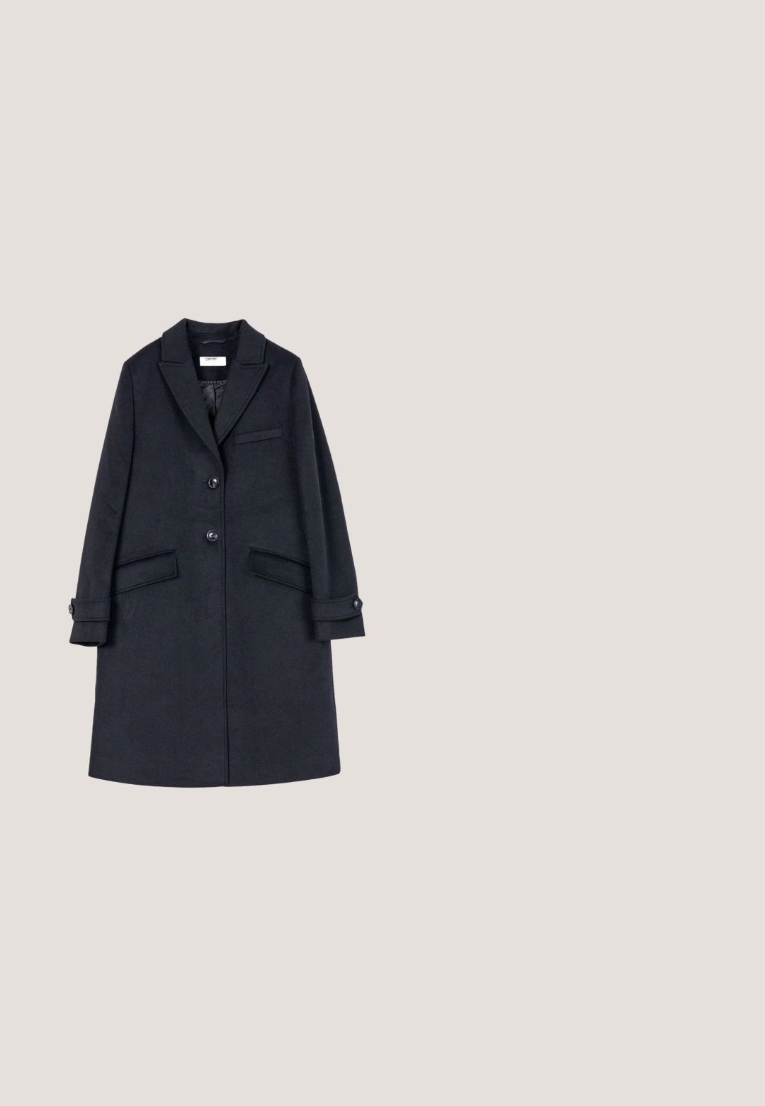 Camomilla Italia COLET - Klassisk frakke - black; Sort turtleneck sweater med ribbet tekstur. Har tætsiddende lange ærmer med tre sølvknapper ved hver manchet.; Mørkegrå bukser med et struktureret mønster, der har to frontfolder og opsmøgede manchetter. Lukket med en knap i taljen.; Sorte ruskindsluffer med rund tå og lille hæl. Har et stikset vamp og en metallisk detalje på siden. Tekstureret overflade.; Sort skuldertaske i tekstureret læder med justerbar rem, forlommer og lille gyldent logoemblem centreret foran.; Guldvedhæng med en oval form og et stiliseret bogstav "I" udsmykket med flerfarvede ædelsten i forskellige størrelser.