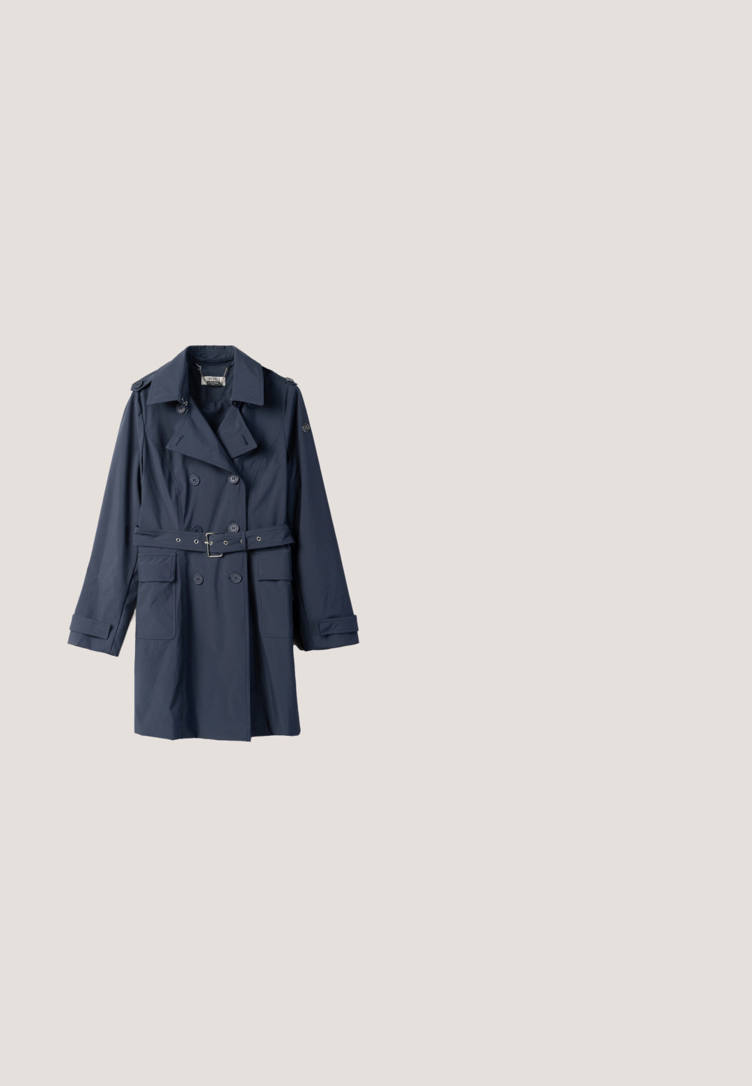 Camomilla Italia TAIRA - Gabardina - blue plain; Camiseta de manga larga navy superpuesta a una camisa a rayas azul y blanca con cuello de punta, que presenta cuatro botones plateados en el hombro derecho.; Camisa de botón de mangas largas azul claro con rayas verticales blancas, diseño de cuello, un bolsillo en el lado izquierdo del pecho y mangas abullonadas en los puños.; Pantalones de traje azul marino con pliegues delanteros, trabillas para cinturón y corte recto.; Mocasín de ante azul con suela plana, que presenta una banda elevada a lo largo del empeine y detalles sutiles de costura. Textura suave con acentos mínimos.; Bolso tote azul marino hecho de material suave, con doble asa, correa para el hombro removible, herrajes en tono dorado y cierre de cremallera.