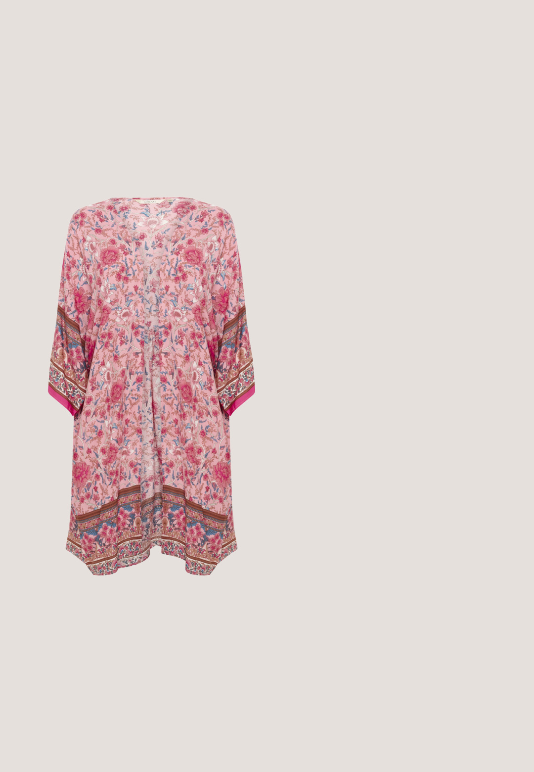Pink kimono-inspireret badekåbe med brede ærmer, indviklede røde, blå og brune kantmønstre og en løs, flydende pasform.; Blomster romper med en marineblå baggrund og gule, pink og hvide blomster. Vævet materiale med V-hals og elastisk taljebånd.; Enkelt lys pink klip-klap sandal med tekstureret sål og metalliske roseguld Y-formede remme på en ensfarvet baggrund.; Runde solbriller med en mat pink ramme, mørke grå linser og slanke arme med subtil branding nær hængslerne.; Beige lærredsnettet taske med to håndtag, prydet med lyserøde palmer, fugle og teksten "Paradise for life" på forsiden.; Delikat guldkæde armbånd med små lyserøde og gyldne perler, prydet med en guldhjertecharm og en lille grøn sten charm.