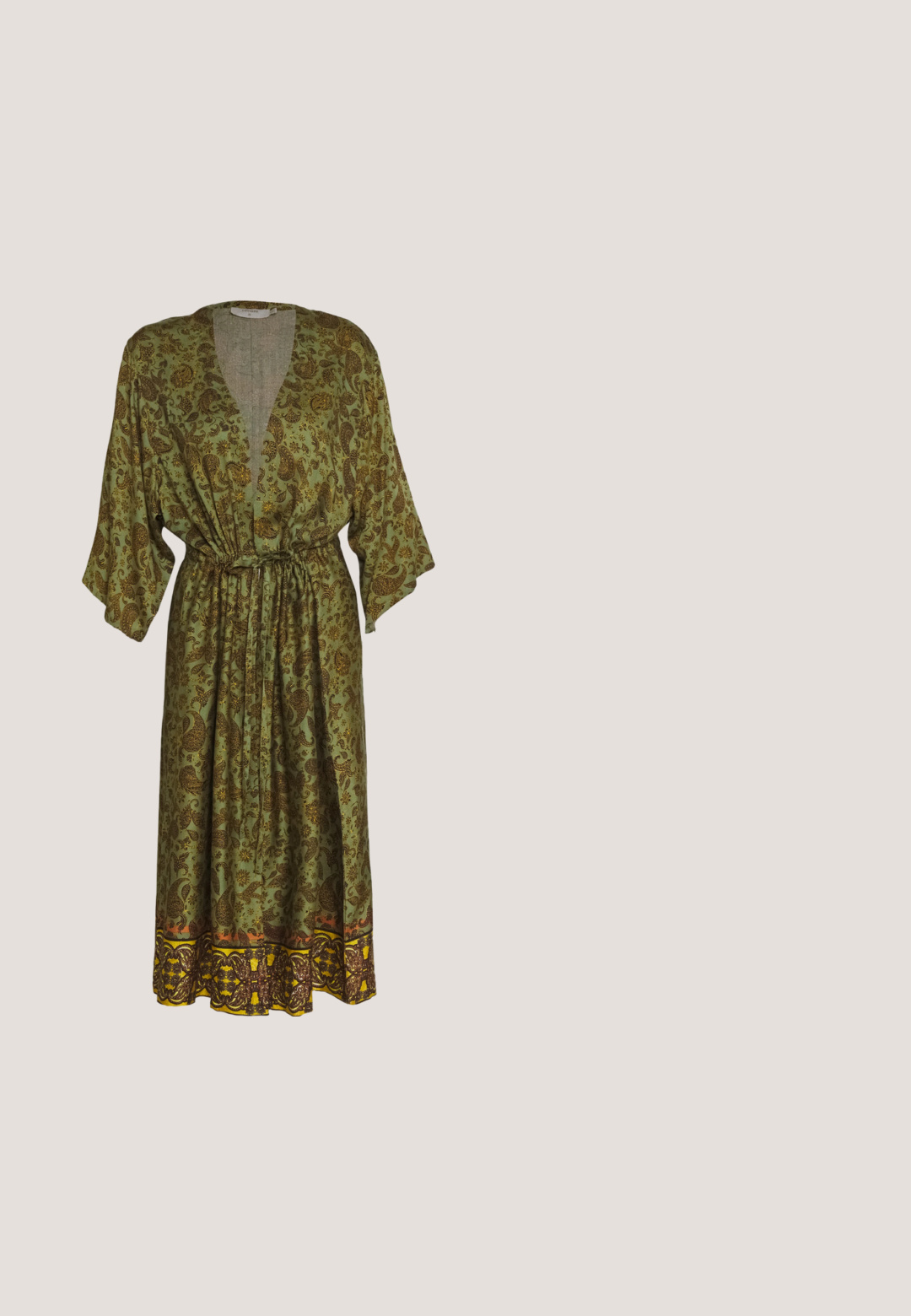 Zelené kimono šaty s krátkymi rukávmi, sťahovacím pásom a živou vzorovanou dolnou časťou. Vyrobené z ľahkej tkaniny.; Biela blúzka s hlbokým výstrihom do V, dlhými puffovými rukávmi, elastickým pásom a kvetinovými výšivkami. Má zaväzovanie vzadu.; Bežové nohavice s širokými nohavicami vyrobené z mäkkej tkaniny, s elastickým pásom na stiahnutie, bočnými vreckami a voľným strihom.; Hnedé kožené členkové topánky s hladkým povrchom, elastickými bočnými panelmi, zaoblenou špičkou a mierne vysokým dreveným opätkom.; Hnedá semišová crossbody taška s tkaným diamantovým vzorom a nastaviteľným dlhým popruhom na jednoduchom pozadí.; Prepletený opasok z koňakovej kože so mosadznou prackou a logom Calvin Klein na slučke, stočený na bielom pozadí.