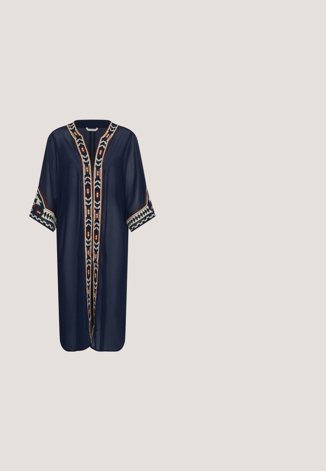 Mørkeblå løs kimono-stil badekåbe med trekvartlange ærmer, prydet med geometrisk broderi i hvid, rød og beige langs kanter og manchetter.; En-shoulder blå jumpsuit med en tætsiddende bodice, brede plisserede bukser og glat tekstur. Fremstillet af et let stof.; Guldmetallic højhælede sandaler med en klodset hæl, åben tå og ankelrem. Glat tekstur og minimalistisk design.; Rose guld metal solbriller med gradientlinser. Aviator-design med en slank ramme. Sorte teksturerede arme med guld dekorationselementer.; Sort læderhandtaske med struktureret design, guldfarvet hardware og aftagelig rem. Har en topheld og dekorativ pompon-detalje.; Armbånd og øreringesæt i guldtone med hjerteaccenter, krystaldækkede cirkler og bogstavet "G" detalje, der har et Guess-logo vedhæng.