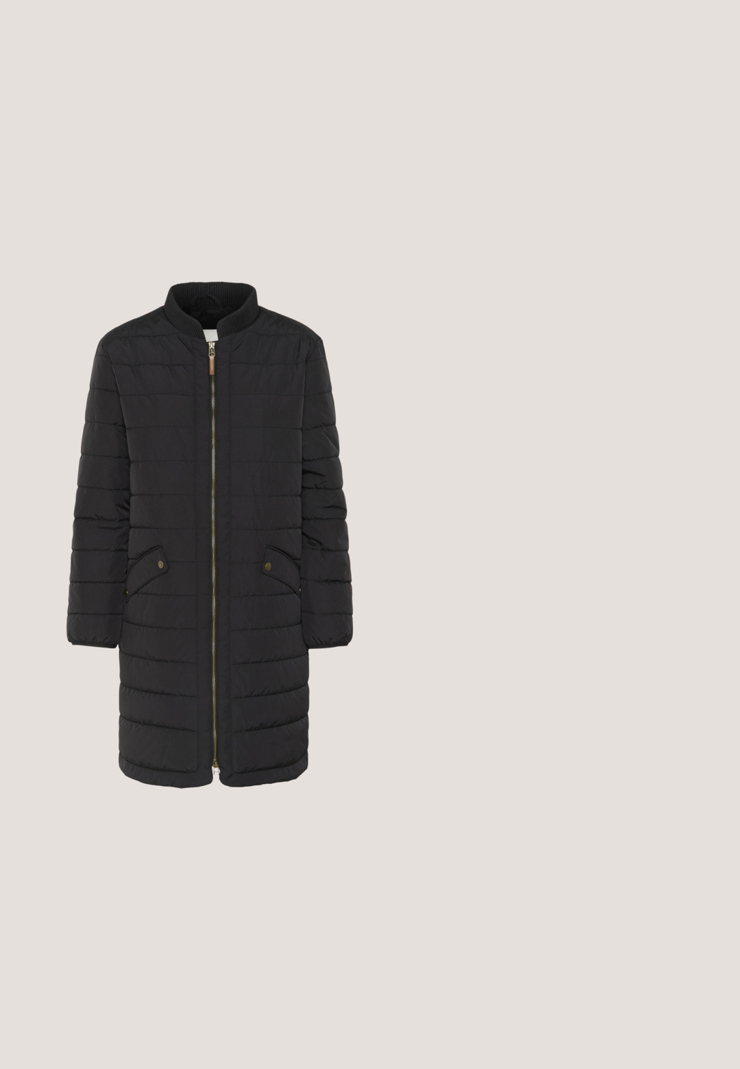 Schwarze gepolsterte Jacke mit einem Trichterkragen, Frontreißverschluss, zwei seitlichen Taschen und gerippten Bündchen; zeichnet sich durch horizontale Nähte für zusätzliche Textur aus.; Schwarzes geripptes Langarmoberteil mit rundem Ausschnitt und fünf goldfarbenen Knöpfen an der Vorderseite. Knopfdetails an den Bündchen, taillierte Passform.; Schwarze Skinny-Jeans mit glattem Stoffgefühl, ausgestattet mit einem vorderen Knopfverschluss, fünf Taschen und einem eng anliegenden Schnitt.; Schwarzer Chelsea-Stiefel aus Leder mit klobiger Sohle, Leopardenmuster-Elastikeinsatz an der Seite, abgerundetem Zehenbereich und Zuglasche hinten.; Schwarze Umhängetasche aus strukturiertem Leder mit Krokodilprägung. Verfügt über goldfarbene Hardware und einen verstellbaren Schultergurt für vielseitige Einsatzmöglichkeiten.; Paar glatter, geschwungener Ohrringe in Goldoptik mit unregelmäßigen, abstrakten Formen und glänzend reflektierenden Oberflächen vor weißem Hintergrund.