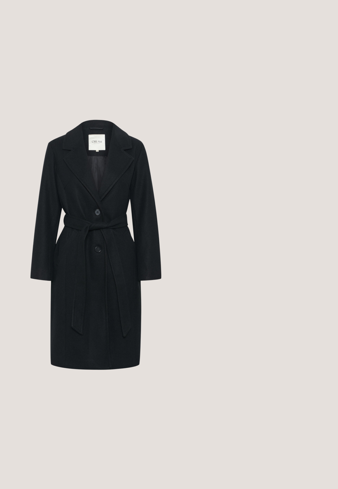 Abrigo negro con mangas largas, cuello puntiagudo, cierre de un solo botón y un cinturón a juego. Fabricado en una tela suave y texturizada.; Suéter gris con un patrón de leopardo negro, cuello alto con canalé y puños, fabricado en un material suave y Texturizado.; Falda en línea A de cuero sintético negro con cintura alta y detalles de costuras visibles en la parte delantera y cerca del dobladillo.; Bota de tobillo de cuero negro con punta afilada, tacón alto cilíndrico y una lengüeta en la parte posterior para facilitar su uso. Textura suave.; Bolso de cuero negro con un asa corta, decorado con grandes tachuelas redondas de plata, espaciadas uniformemente en la parte frontal.; Un par de pendientes de aro irregulares en plata con bordes suaves y ondulados, y cierres tipo gancho, sobre un fondo blanco.