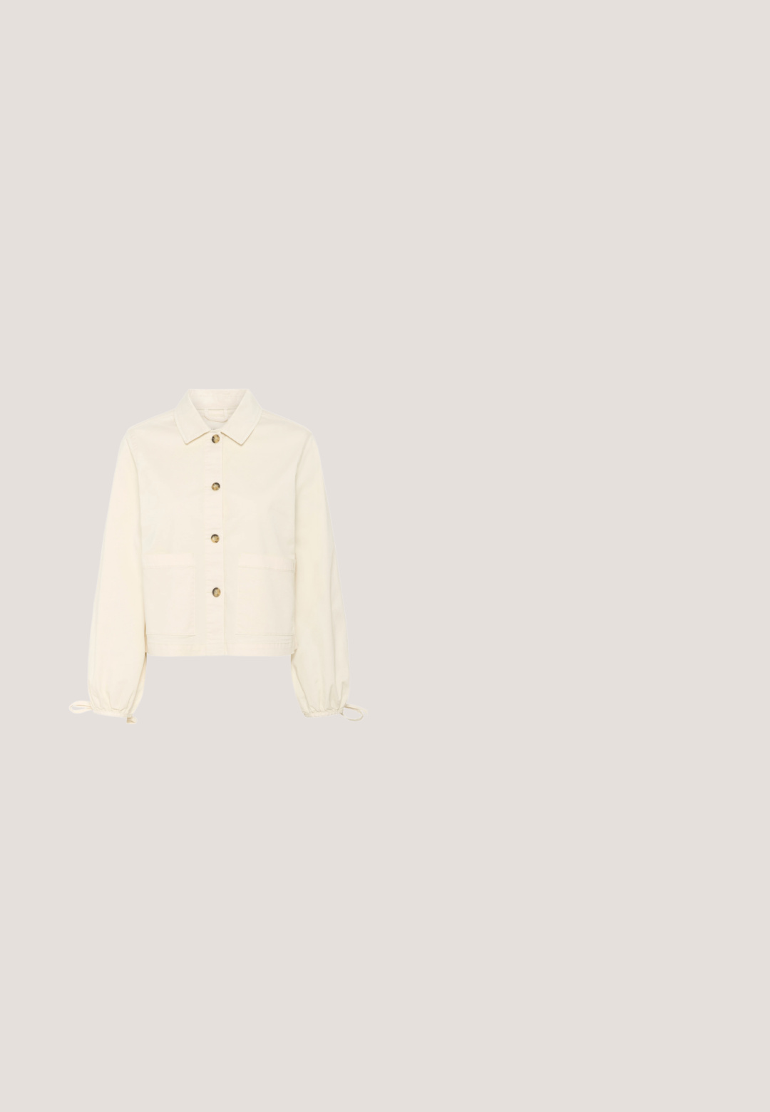 Crème-kleurige, cropped jas met een knoopsluiting aan de voorkant, twee grote zakken en elastische ballonmouwen. Gemaakt van zachte stof.; Beige en witte dames-T-shirt met korte mouwen en horizontale strepen, ronde hals en nauwsluitende pasvorm.; Beige wijde broek met hoge taille, voorzien van voorplooien en een soepele textuur. Op maat gemaakt ontwerp met riemlussen en zonder zichtbare zakken.; Beige pump met lage blokhak, puntige neus en gladde afwerking, zijaanzicht op een witte achtergrond.; Ovaalvormige rode zonnenbril met heldere lenzen en slanke bruine montuur. Het ontwerp heeft subtiele rondingen en minimale hardware.; Goudkleurige kettingarmband met een getextureerd visgraatpatroon en een karabijnsluiting met een verstelbare verlengketting.