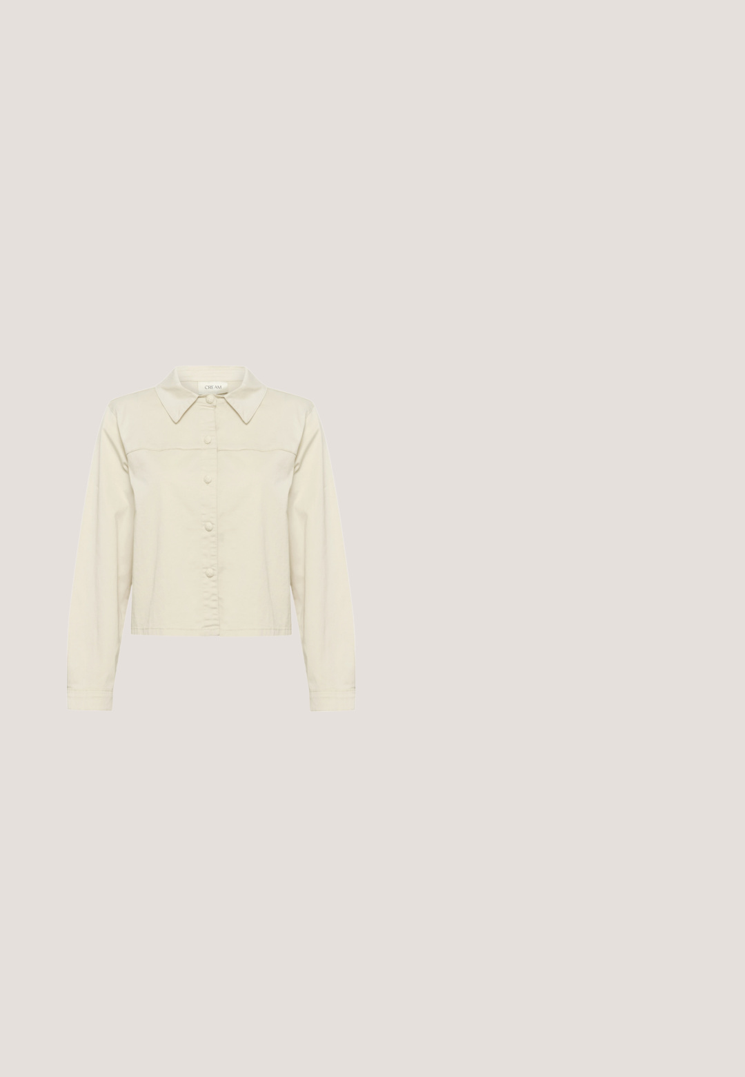 Beige lyhyt nappikauluspaita, jossa on terävä kaulus, pitkät hihat, etuveto ja sileä, pehmeä kangaspinta.; Valkoinen kerroksellinen mekko, jossa on lyhyet röyhelöhihat, pyöreä kaula-aukko ja kerätty yläosa. Valmistettu kevyestä kankaasta, jossa on sileä pinta.; Ruskeat mokkanahkaiset polven korkeudelle ulottuvat saappaat, joissa on terävä kärki ja tukevahko korko, esitetty valkoisella taustalla.; Kilpikonnakuvioiset suorakulmaiset aurinkolasit, joissa paksut kehykset ja tummennetut linssit, kallistettuna valkoista taustaa vasten.; Ruskea nahkainen olkalaukku säädettävällä hihnalla, valkoisella ompeleella, kohokuvioidulla kuviolla ja suurella pyöreällä kultaisella lukolla etutäplässä.; Hieno kultainen ketjukaulakoru, jossa on iso kirjain "A" -riipus ja pieni lukko.
