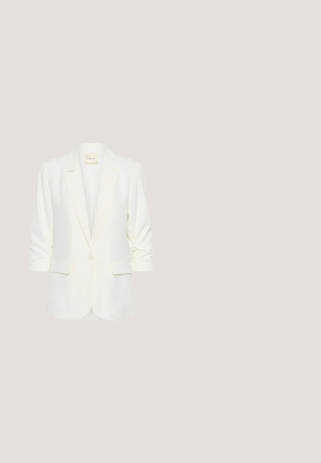Blazer blanco a medida con un solo botón, solapas con muesca y mangas remangadas. Cuenta con dos bolsillos delanteros y una textura suave.; Vestido sin mangas, de largo hasta el suelo, en un tejido amarillo pálido. Presenta un escote fruncido y una textura suave y fluida. Silueta sencilla en A.; Zapato slingback beige con puntera redondeada, tacón bajo de bloque y textura de cuero liso. Diseño sencillo con recortes en los costados.; Gafas de sol de carey con lentes marrones rectangulares. La montura de plástico brillante presenta el logo dorado "vogue" en un lado.; Bolso bandolera de cuero marrón con patrón texturizado, solapa frontal, detalle de anillo dorado y correa ajustable sobre fondo blanco.; Delicado collar de cadena dorada de doble capa con pequeñas perlas blancas espaciadas uniformemente sobre un fondo claro y liso.