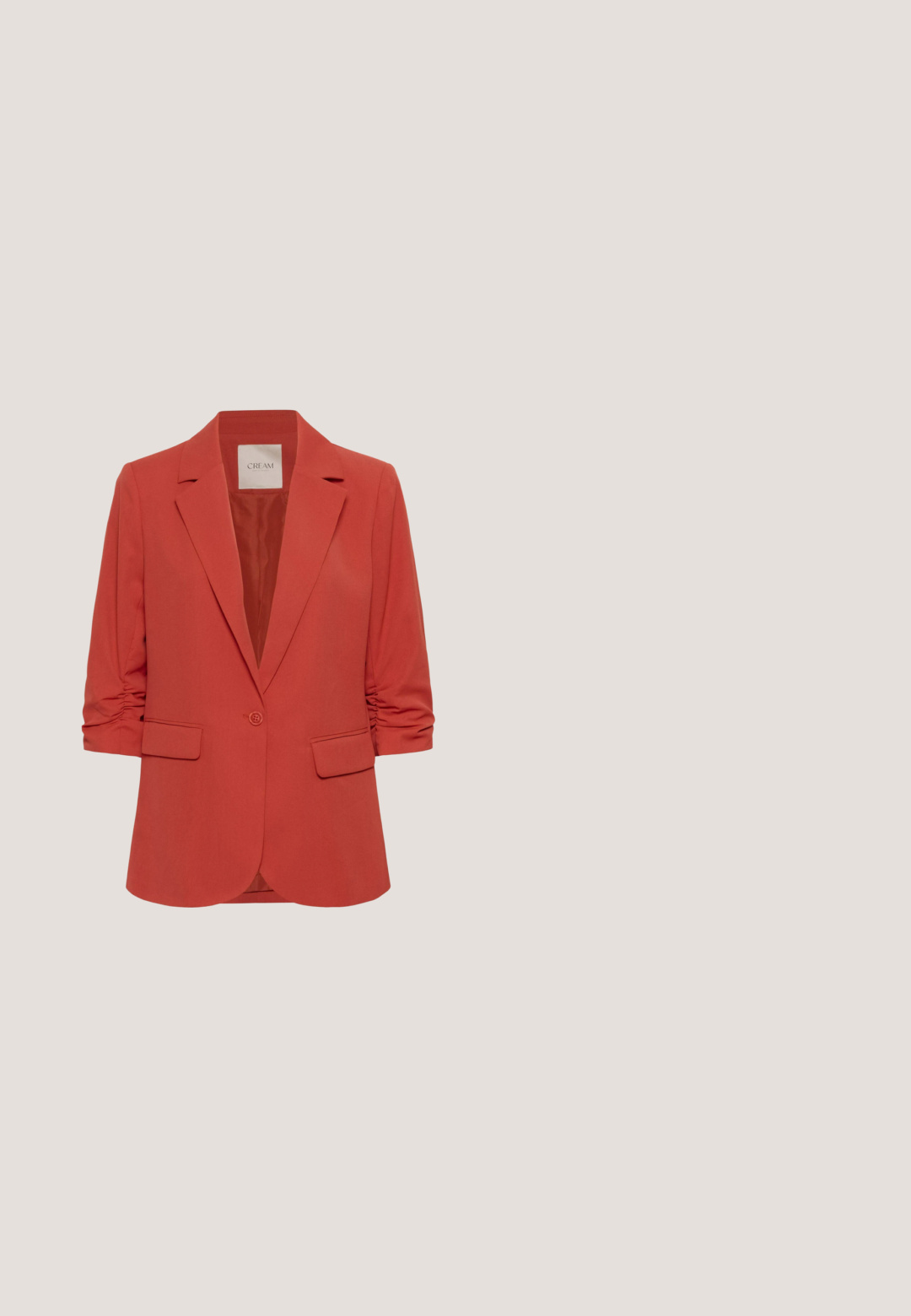 Blazer corail à coupe décontractée avec manches longues, fermeture par bouton et deux poches avant. Le tissu a une texture lisse avec un brillant subtil.; T-shirt tricot à manches courtes rayé en orange et blanc ; col rond ; texture douce ; coupe droite ; finition avec un ourlet côtelé blanc uni.; Pantalon rouge sur mesure, court, avec passants pour ceinture et un pli frontal sur chaque jambe, sur fond blanc.; Baskets en daim rouge avec lacets blancs, bandes métalliques rose doré sur les côtés, et une semelle extérieure en caoutchouc texturé marron clair, vues de profil.; LANCASTER SMALL STUDIO MIMI - Sac bandoulière - corail; Boucles d'oreilles créoles épaisses avec émail orange, accents floraux et papillon dorés, et petits détails en cristal.