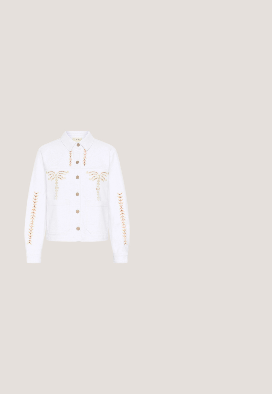 Veste blanche à boutons avec broderies florales sur la poitrine, les manches et le col, dotée de deux poches avant et d'un col classique.; T-shirt à manches courtes en coton écru avec un motif répétitif de petits cœurs rouges. Encolure ronde avec une coupe décontractée.; Jupe en denim beige clair avec une fente sur le devant, taille standard et design classique à cinq poches. Texture lisse et style minimaliste.; Baskets crème et marron avec semelle beige, détail logo en daim rose et lacets blancs, vue latérale sur fond blanc.; Petit sac à bandoulière en cuir crème en forme de croissant avec une seule lanière et une texture grainée.; Bracelet en or avec un pendentif en trèfle à quatre feuilles, comportant une chaîne délicate, des maillons texturés et un fermoir à ressort.