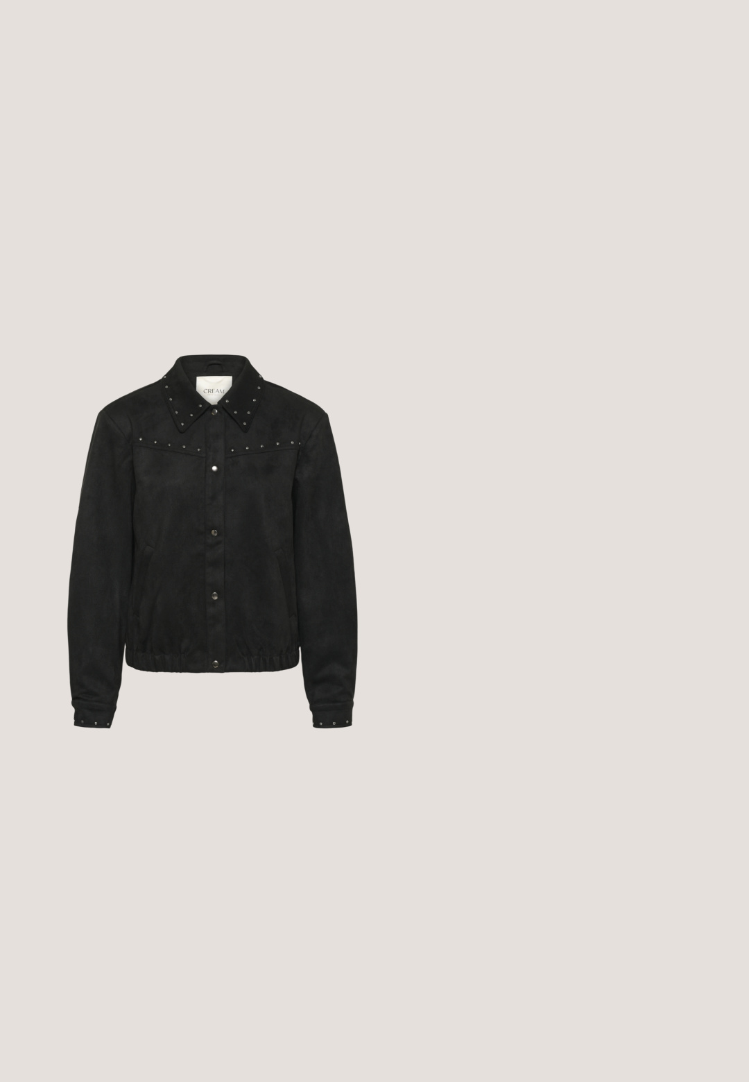 Sort ruskindjakke med metalknopper, nittekrave og skulderdetaljer, elastisk talje og lange ærmer med nittemanchetter.; Culture CUJASONA GITH Print - T-shirts print - black; Sorte denim lige bukser med dekorative nitter langs sidesømmene, og med en klassisk knap- og lynlåslukning.; Sorte læder ankelstøvler i western-stil med spidse tæer, udsmykket med syninger og små metalnitter, samt en kraftig hæl.; Sort læderhåndtaske med blomsterbroderi, flettet midtersøm, sølvøjer og justerbar skulderrem med spænder.; Sølv kædedyse med skiftende hvide perler og stjernesformede accenter, med lås og justerbar kædelængde.