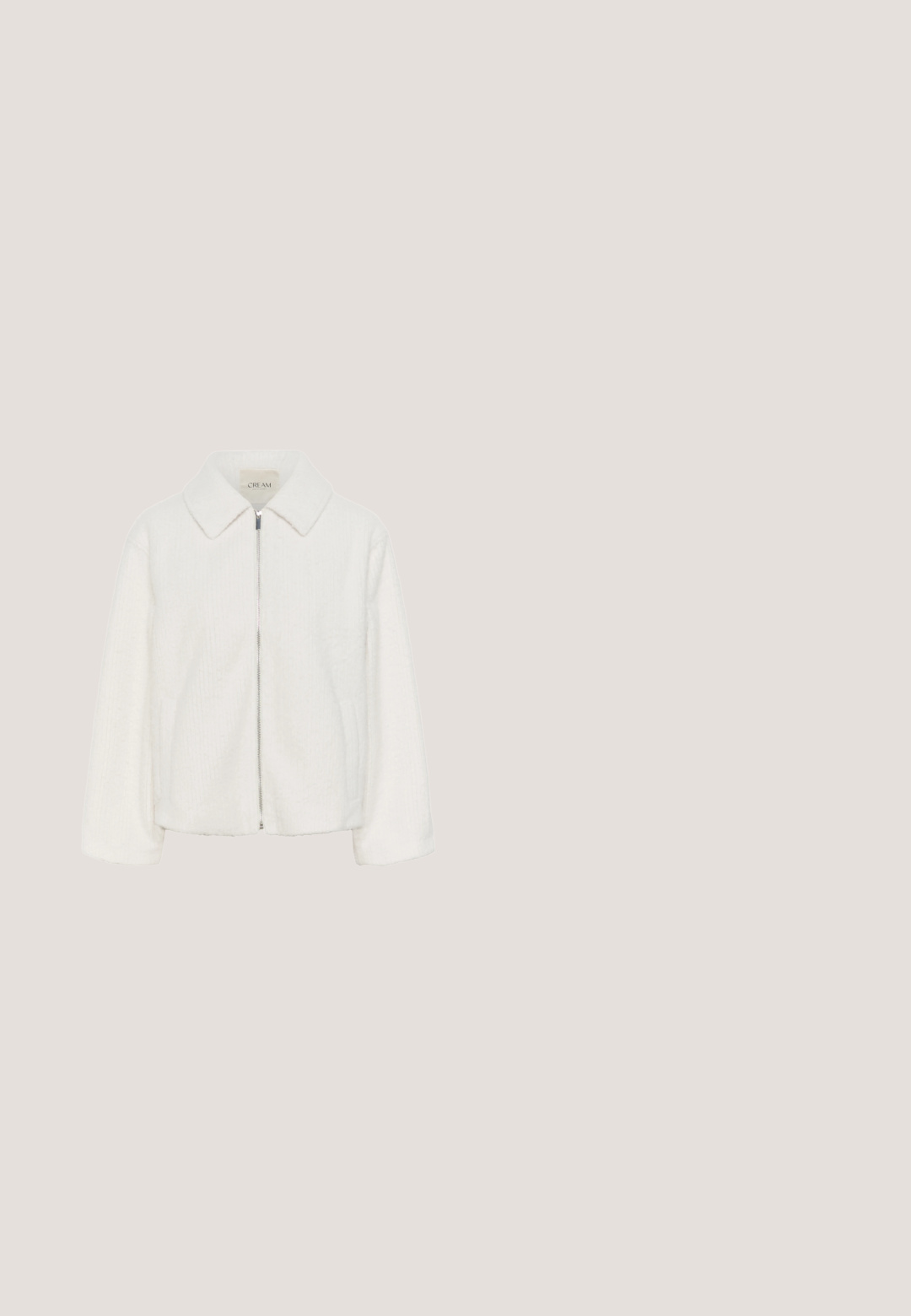 Witte ritsjack met een gestructureerde stof, voorzien van een kraag, lange mouwen en zijzakken, ontworpen met een iets verkorte pasvorm.; Crème-kleurige, gebreide cardigan met een ronde halslijn, lange mouwen en een knoopsluiting met parelachtige knopen aan de voorkant.; Lange mouwen, lichtbeige ribbeltop met een ronde hals en een strakke pasvorm. Gemaakt van zachte stof met een gladde textuur en minimale stiksels.; Wijde broek in een zachte, crème-kleurige gebreide stof. Voorzien van een elastische tailleband met hoge taille en een gladde textuur.; Bruine suède enkellaarzen met een zachte binnenvoering, gestikt detail en een geprofileerde rubberen zool voor grip. Lussen aan de achterkant voor gemakkelijk aan- en uittrekken.; Crème leren handtas met een gestructureerde afwerking, een gebogen bovenste handvat en een verstelbare schouderriem. Voorzien van een ritsluiting en een logo-accent.