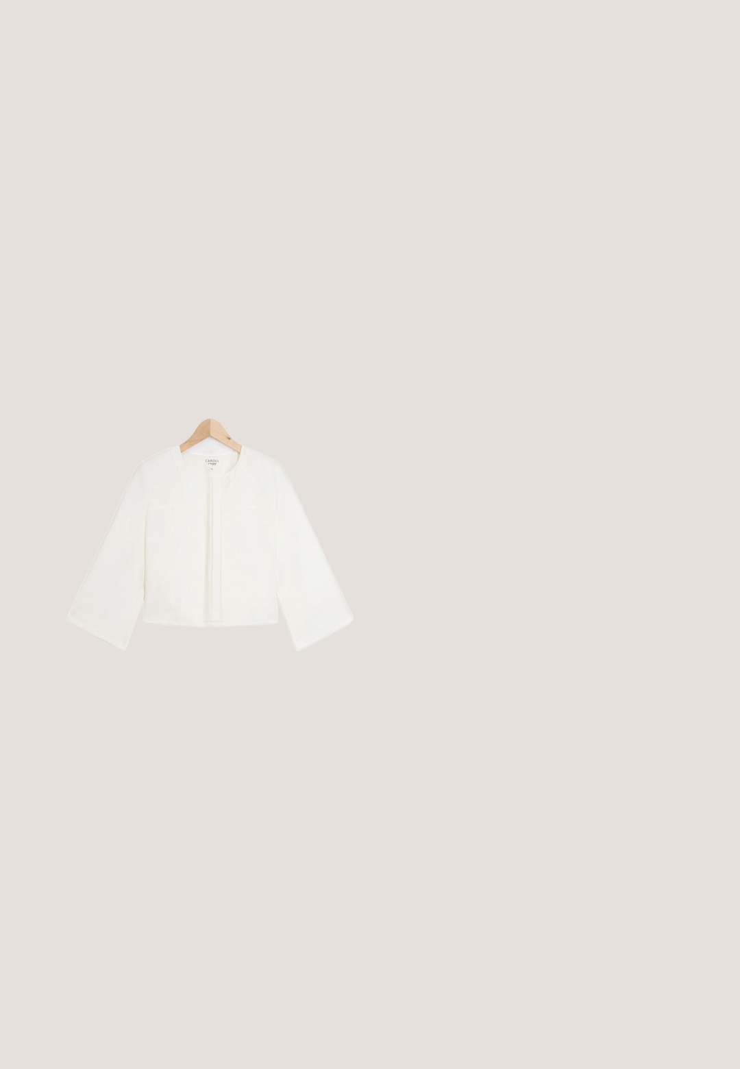 Chaqueta blanca corta con mangas de tres cuartos, con un escote redondo y una abertura frontal sin botones. Tejido suave y ligero.; Mono azul marino con mangas cortas de vuelo, diseño cruzado, pantalones de pierna ancha y detalle de lazada lateral. Fabricado con tela suave.; Mule de cuero blanco con punta afilada y una pequeña correa en el tobillo. Presenta una plantilla marrón clara y una suela de goma marrón. Textura suave.; Gafas de sol con montura cuadrada beige, lentes degradadas de color marrón y patillas anchas, con la marca ALDO en la varilla.; Bolso de mano rectangular tejido en color beige con asa de cuero marrón claro que presenta nudos y un cierre de gancho en tono dorado sobre un fondo liso.; Delicado collar de cadena dorada de doble capa con pequeñas perlas blancas espaciadas uniformemente sobre un fondo claro y liso.
