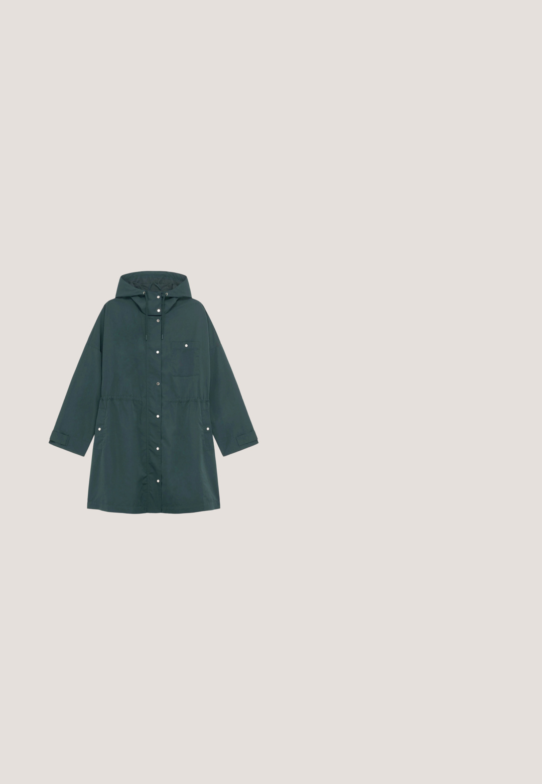 Grüne, kapuzen Regenjacke mit lässiger Passform, Druckknöpfen, verstellbaren Kordeln und einer Brusttasche. Glatte Textur, knielanges Design.; Grüner Pullover-Sweatshirt mit langen, schaumigen Ärmeln, gerippten Bündchen und Saum. Weicher Stoff mit glatter Textur. Rundhalsausschnitt.; Anna Field by Zalando Stoffhose - green; Grüne Wildledersneaker mit einem weißen Herzdesign an der Seite, weißer strukturiertem Absatz und beiger Gummisohle. Mit weißen Schnürsenkeln und Nähten.; Grüne rechteckige Umhängetasche mit breitem Träger und bunten geflochtenen Quasten-Schlüsselanhängern, mit der Aufschrift "MIRIADE" in der Mitte vorne.; Goldene Creolen sind mit grünen Edelsteinen entlang der Oberseite verziert und haben darunter einen rechteckigen, smaragdgeschliffenen Stein. Mit einer glatten, metallic glänzenden Oberfläche.
